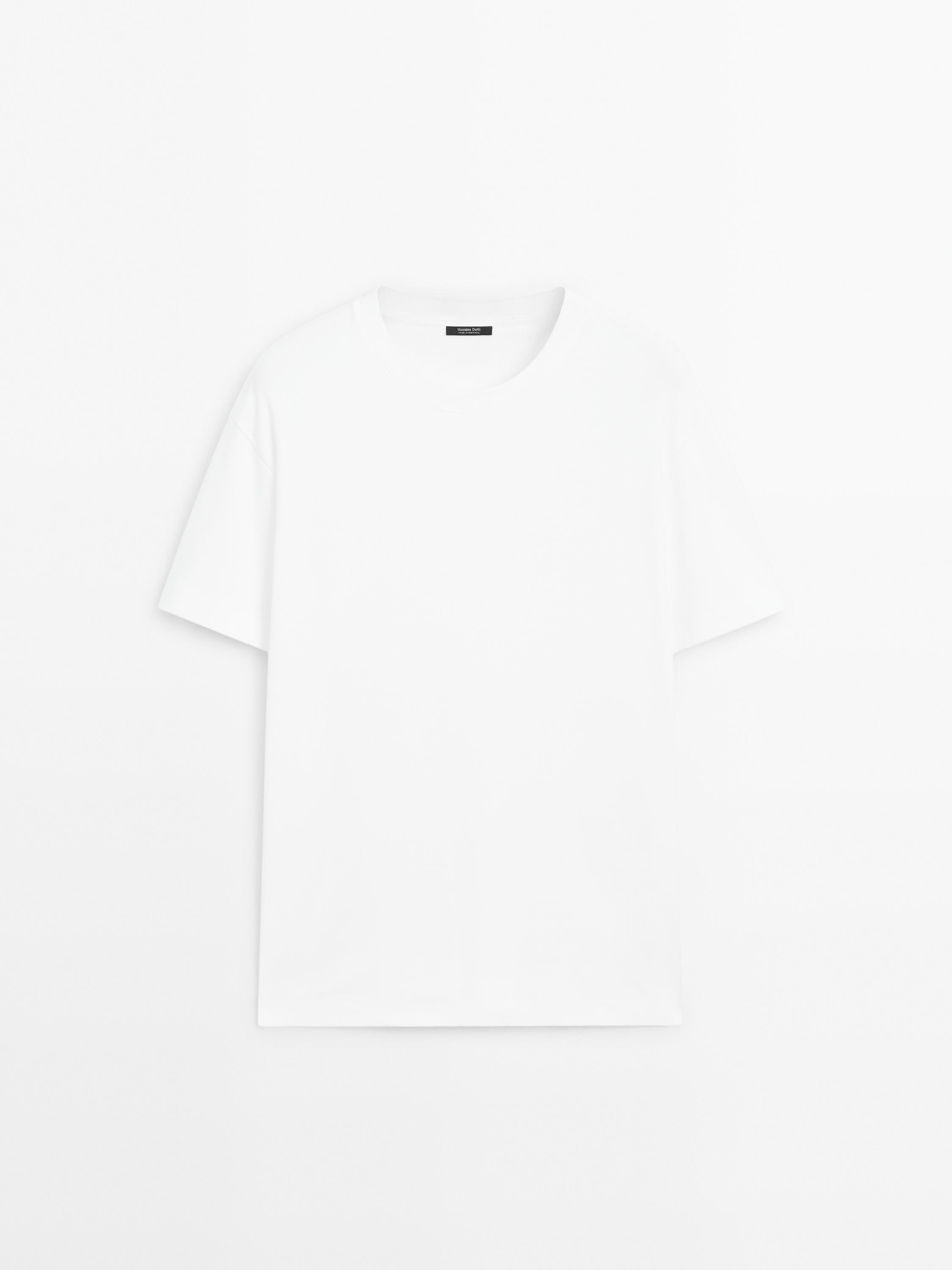 Vue de face d'un t-shirt blanc à manches courtes, col rond et coupe droite.