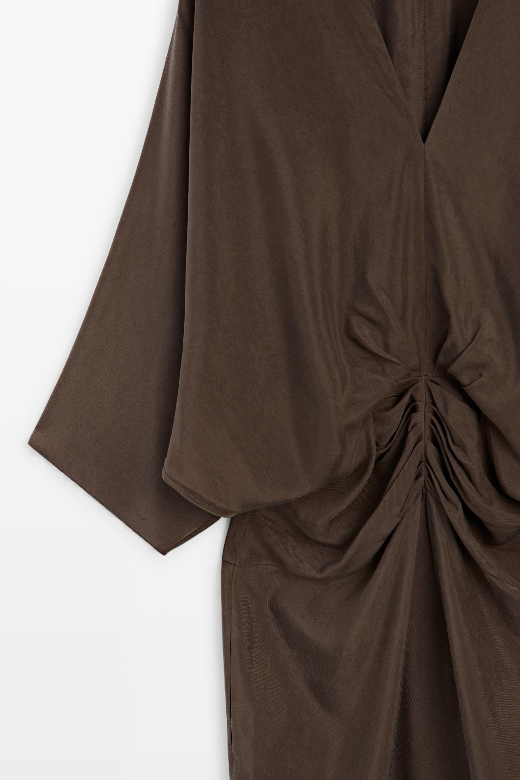 Fluid midi dress with gathered sash — Chocolate