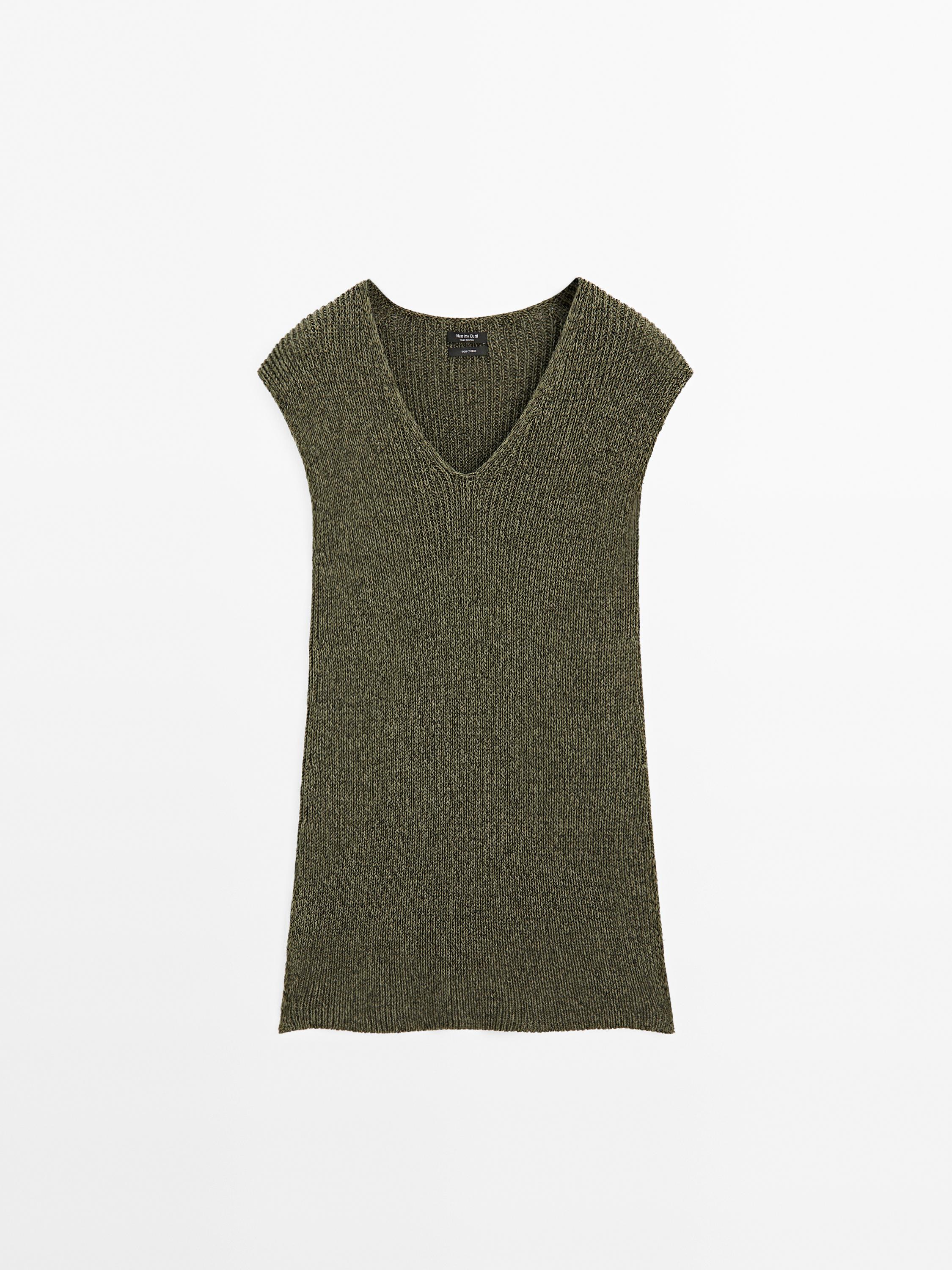 Sleeveless V-neck sweater