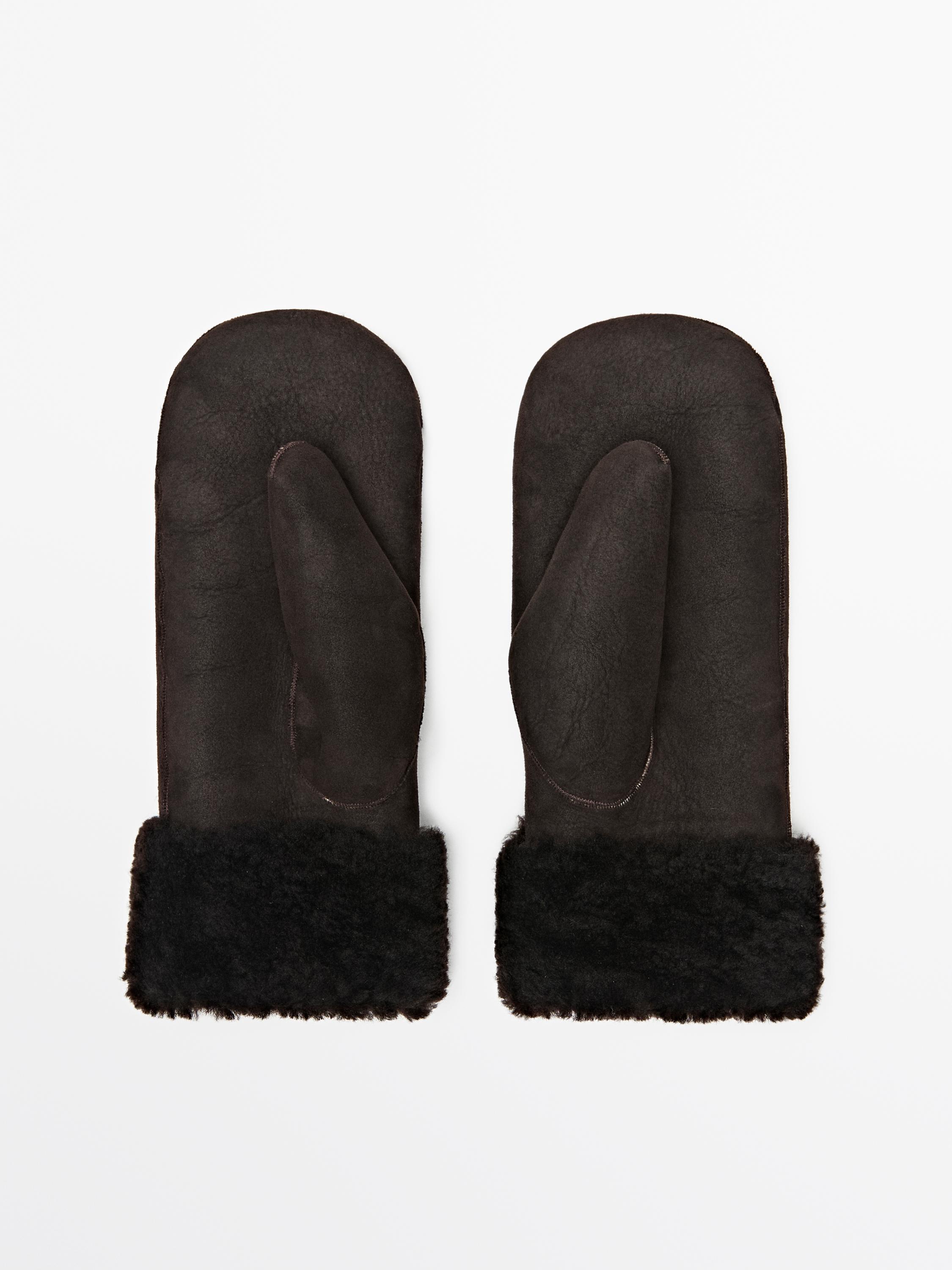 Vorderansicht von braunen Fäustlingen mit Fellbündchen.