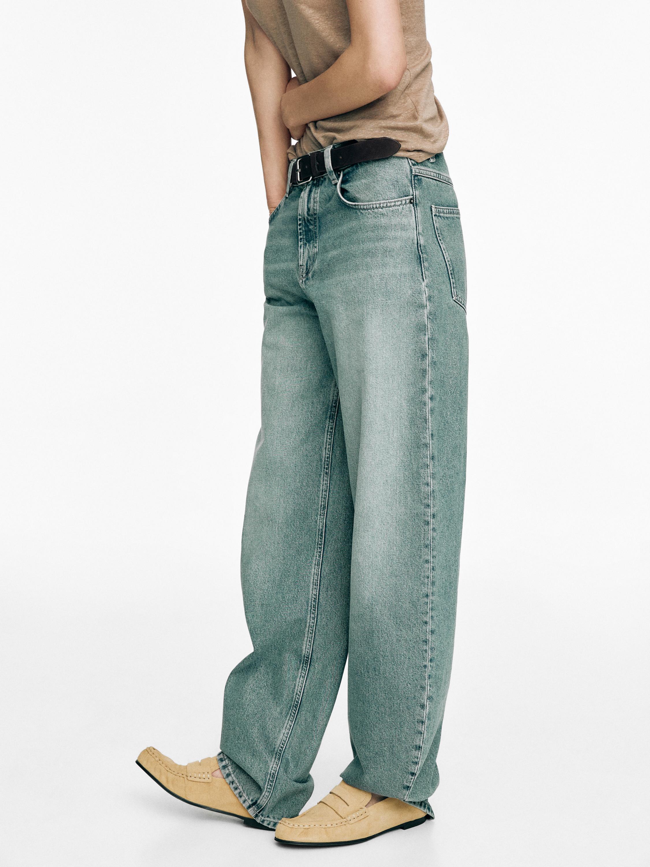 Ensemble pantalon jean ample bleu clair avec poches et mocassins beiges.