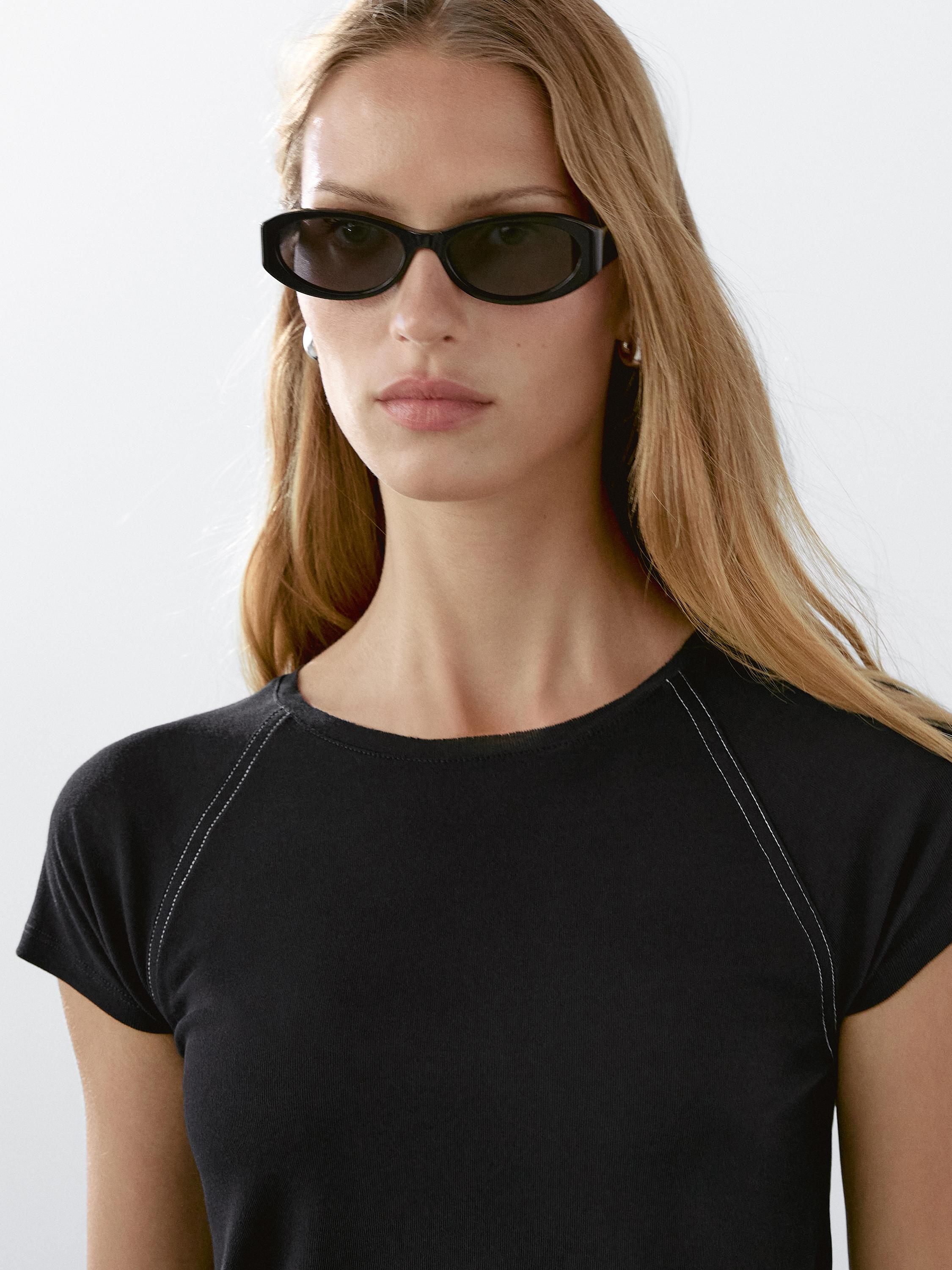 Short sleeve T-shirt with contrast seams