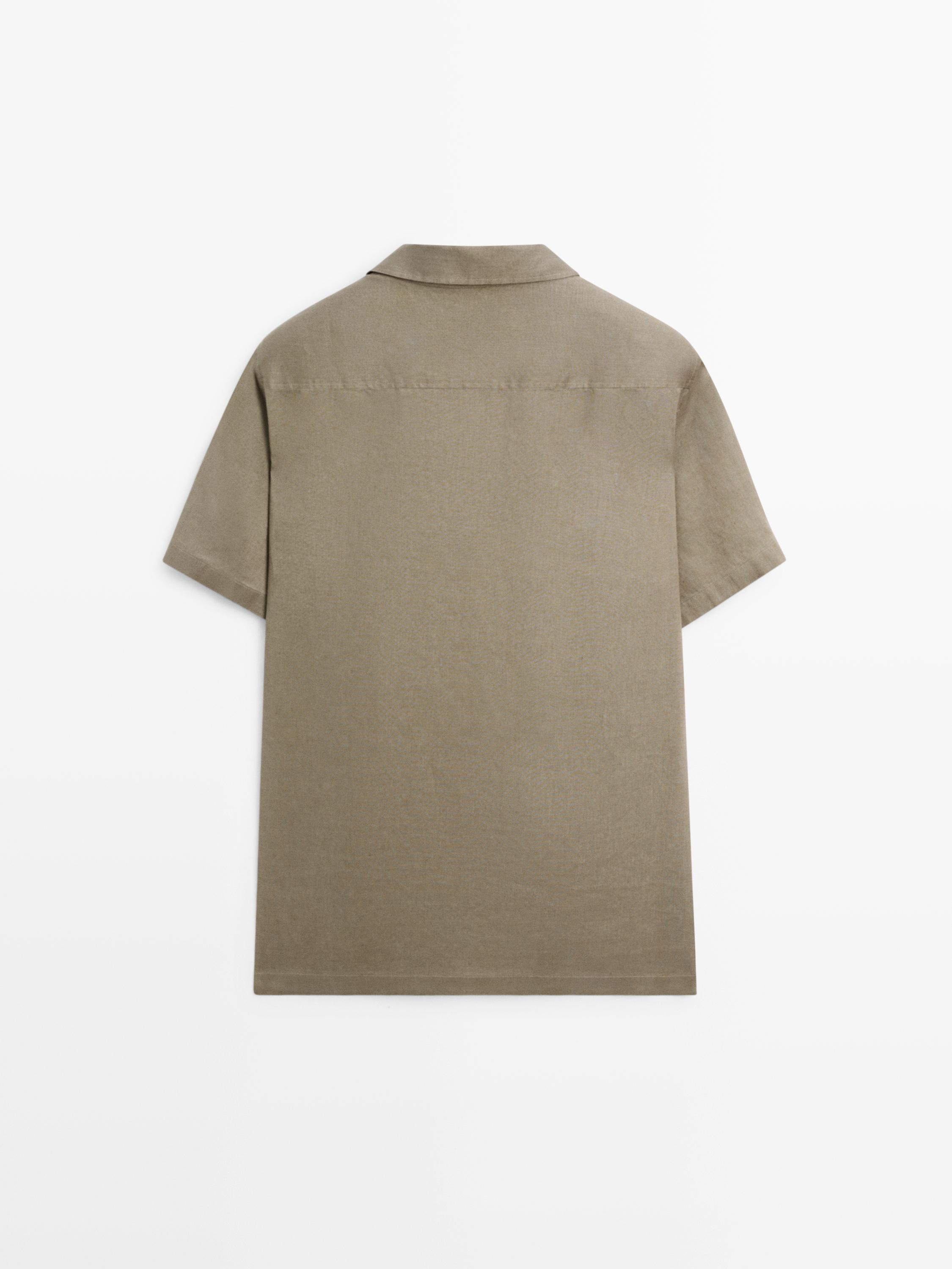 Vue arrière d'une chemise sable à manches courtes, col classique et coupe droite.
