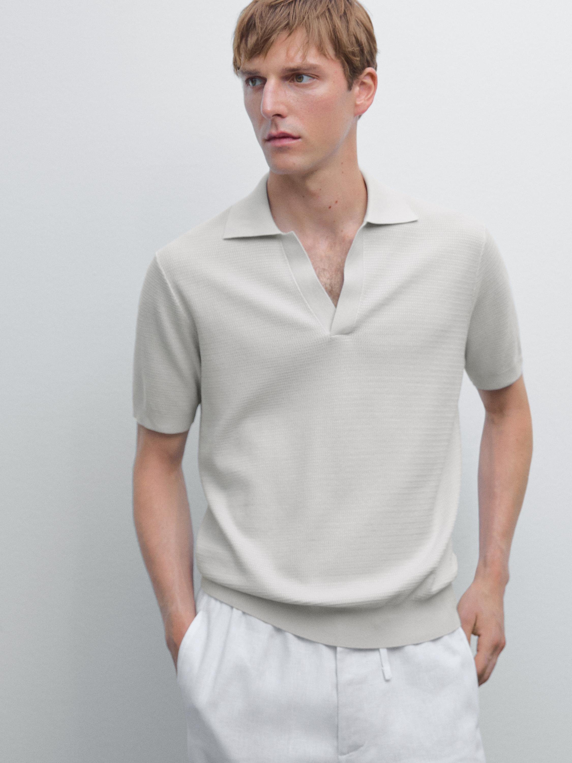 قميص بولو محاك بفتحة صدر على شكل V