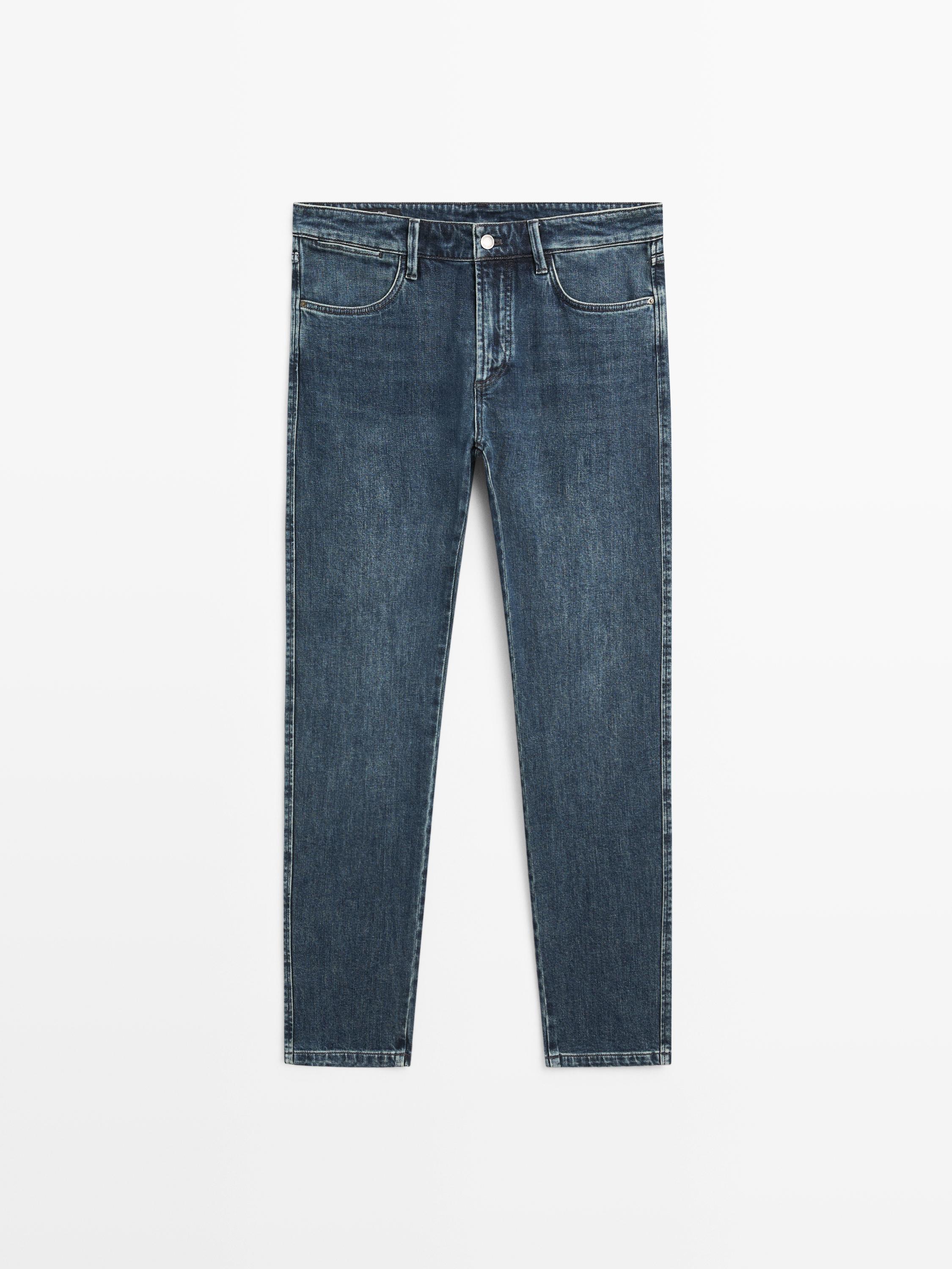 Vista frontal de jeans azulón slim fit con bolsillos delanteros y traseros, cierre de botón y cremallera.