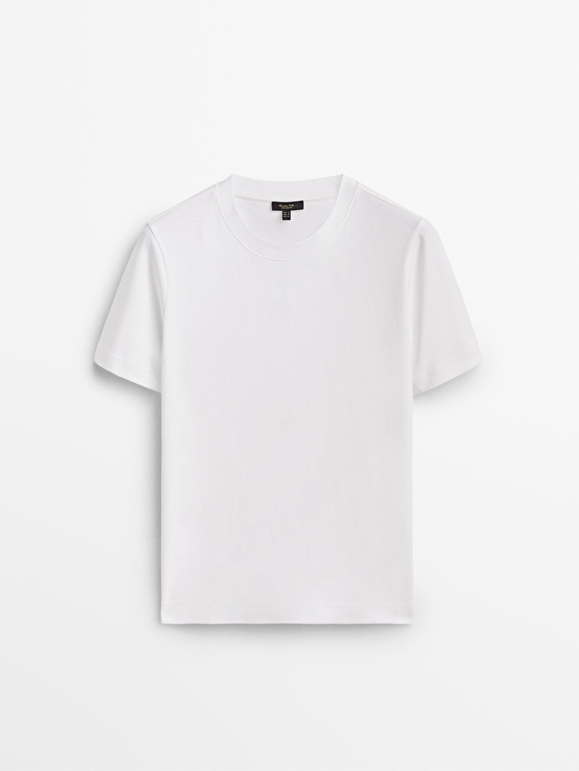 %100 pamuklu ve kısa kollu t-shirt