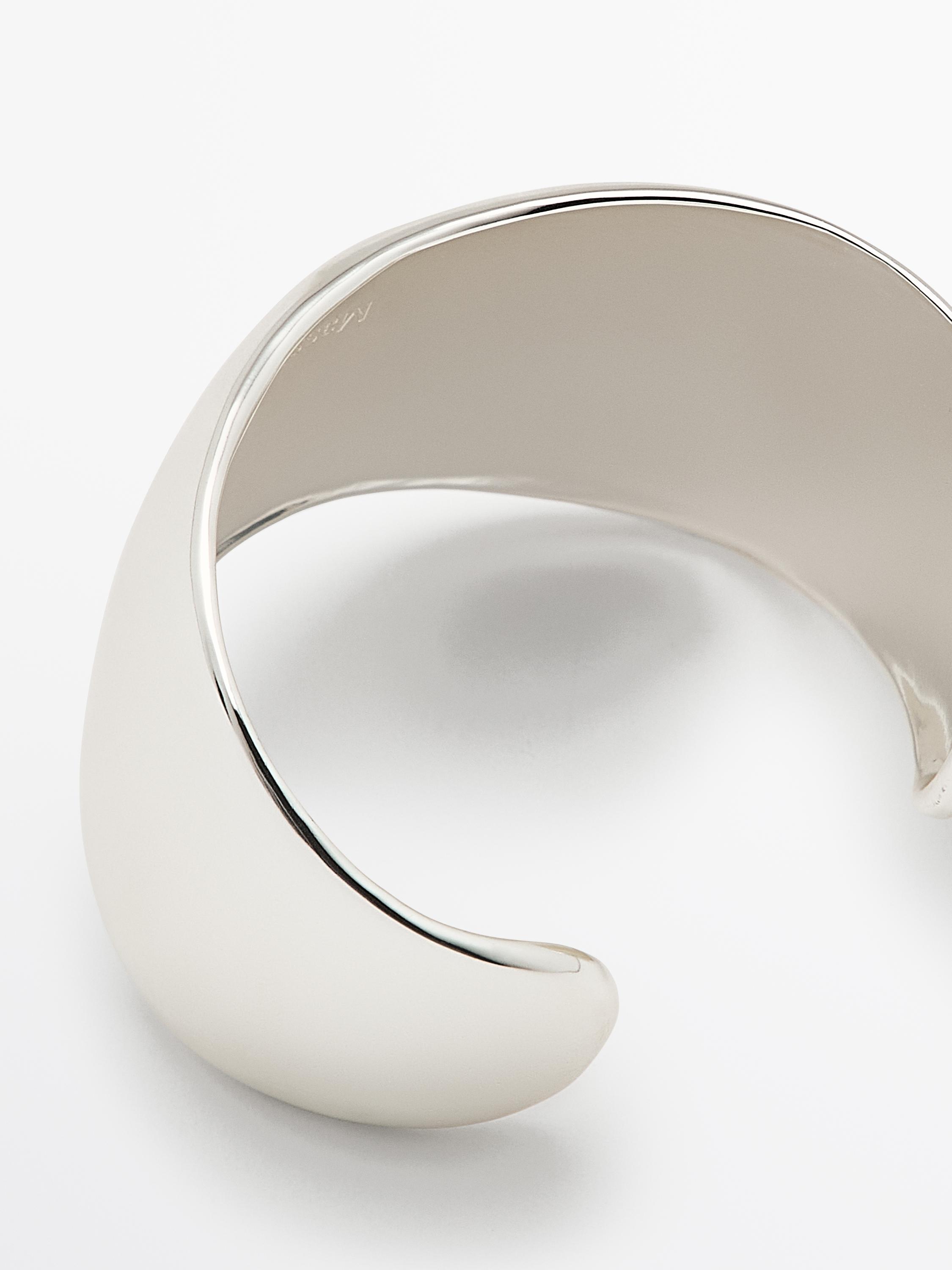 Широка заоблена гривна