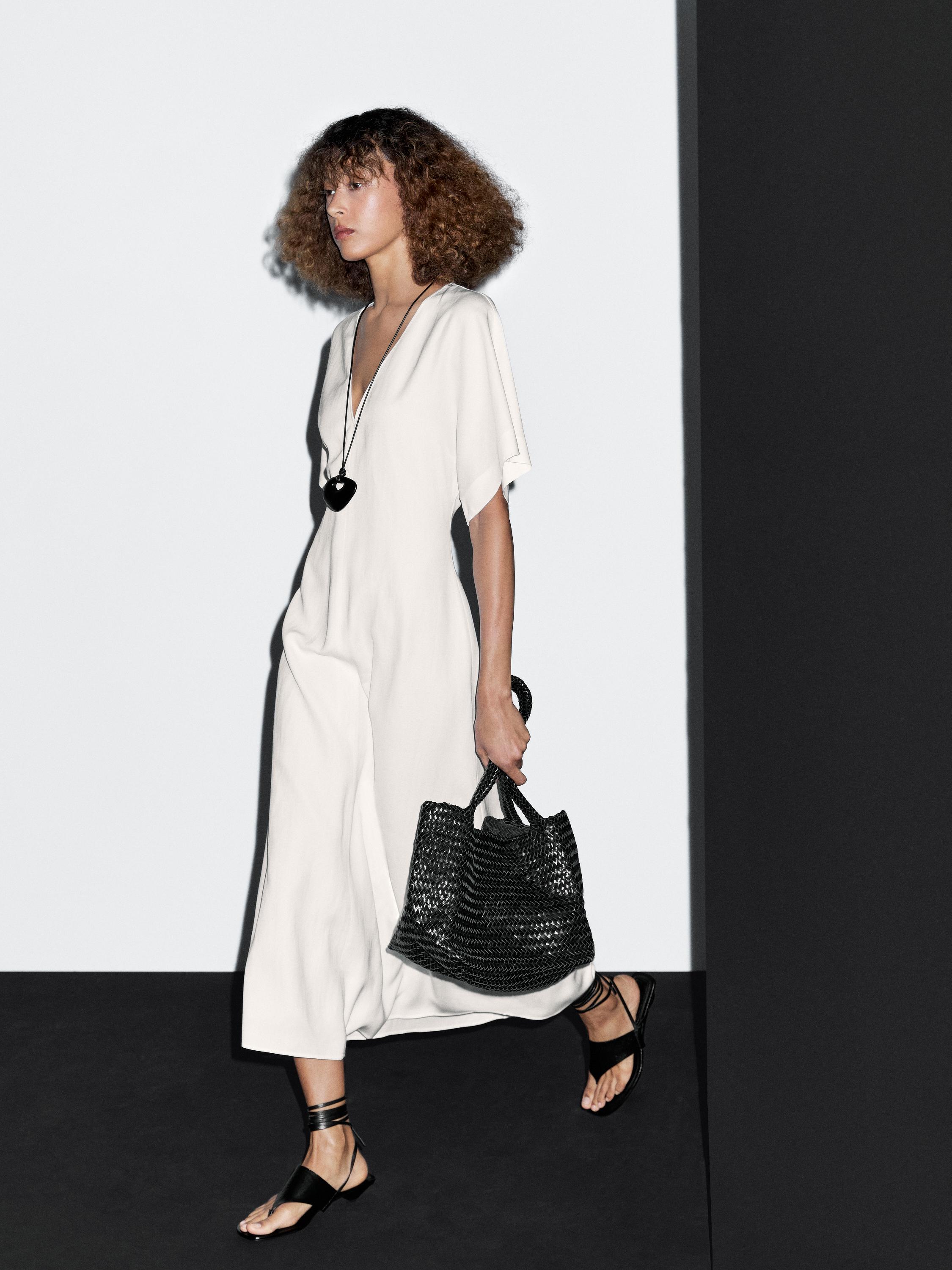 Платье миди А-силуэта с V-образным вырезом