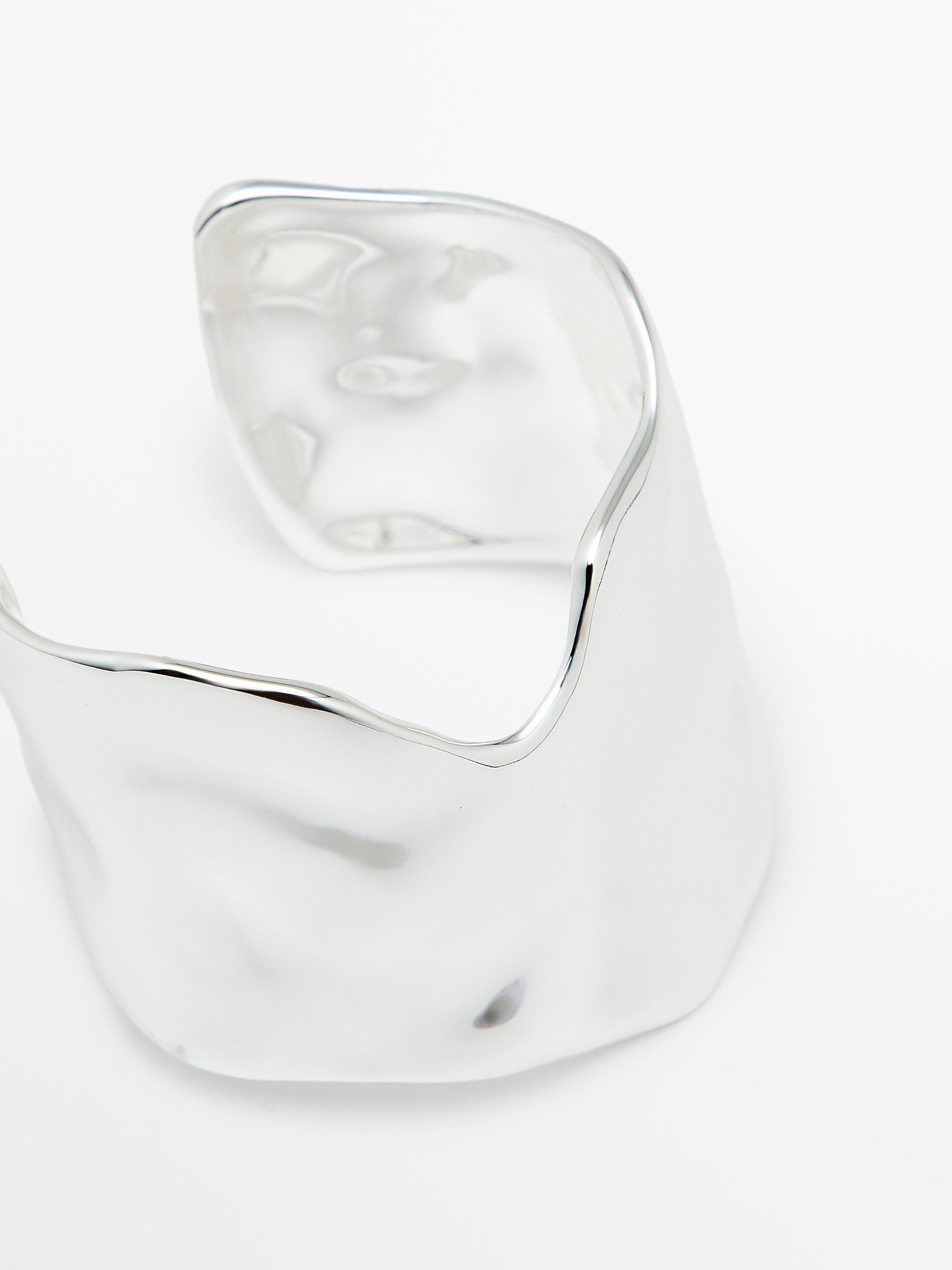 Vòng tay rộng không đều