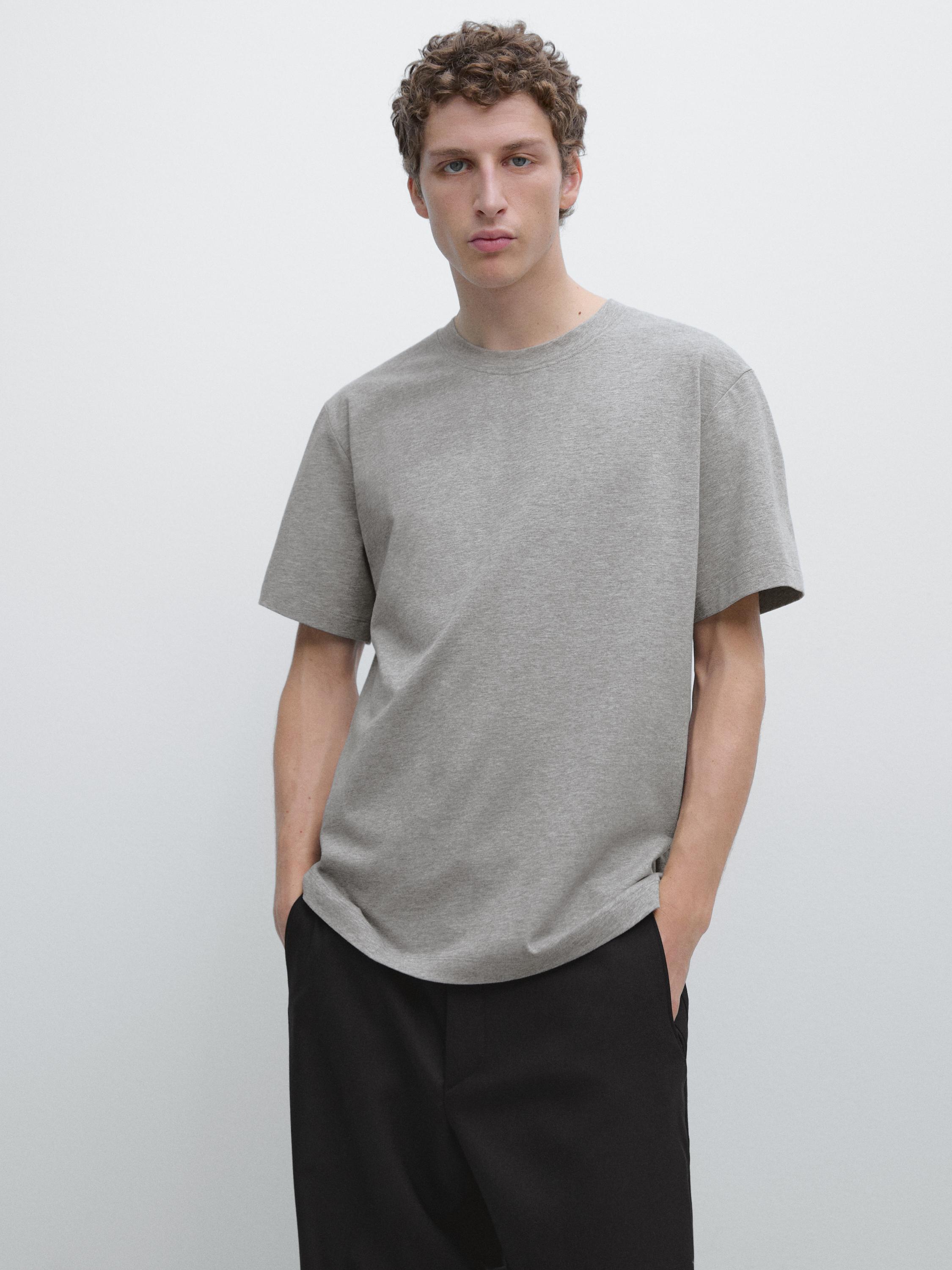 طقم تيشيرت رمادي مضلع بأكمام قصيرة وبنطلون أسود.