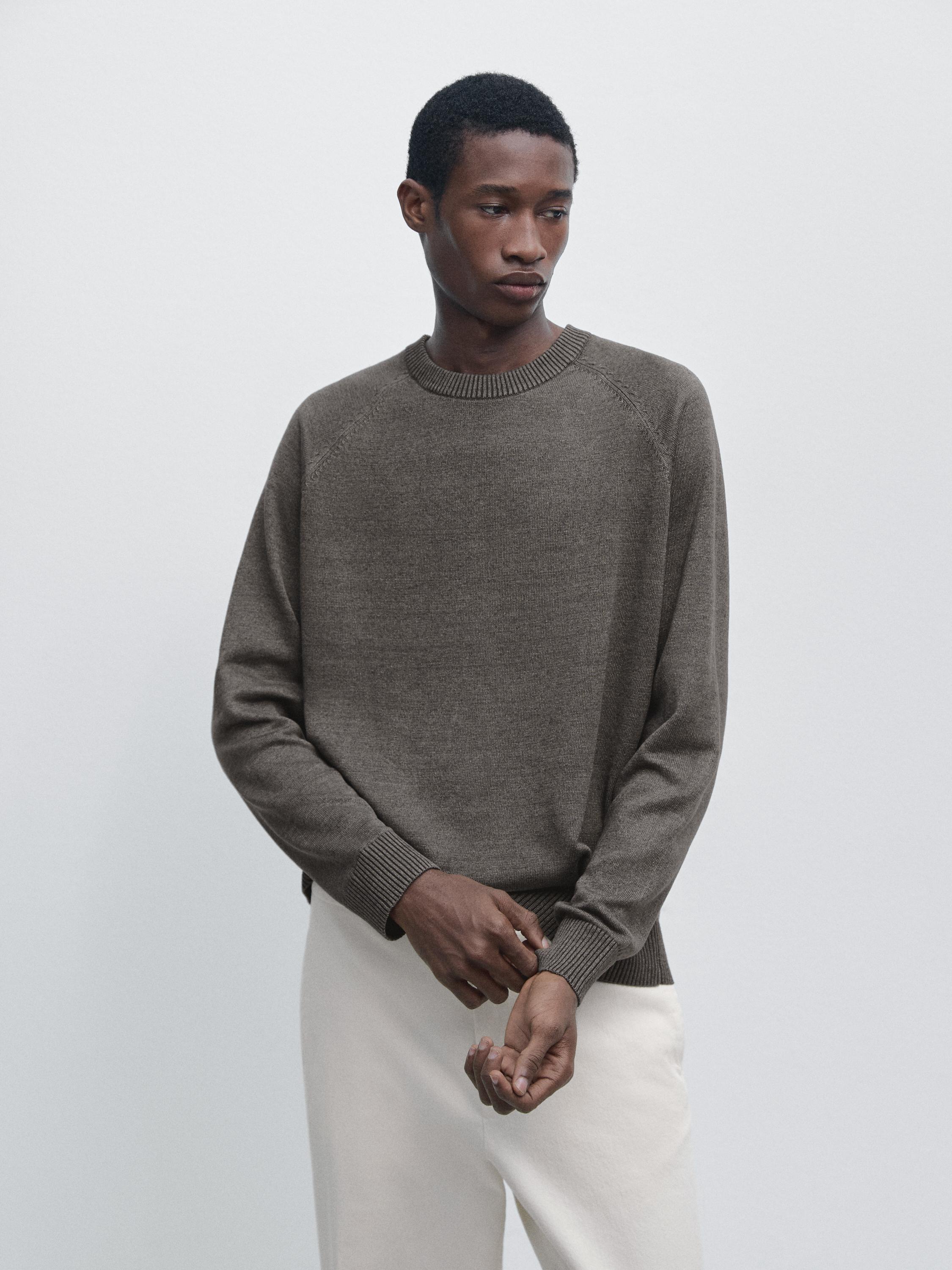 Yeşilimsi gri bisiklet yaka ve nervürlü manşetli süveter takımı, açık renk pantolonlarla kombinlenmiştir.