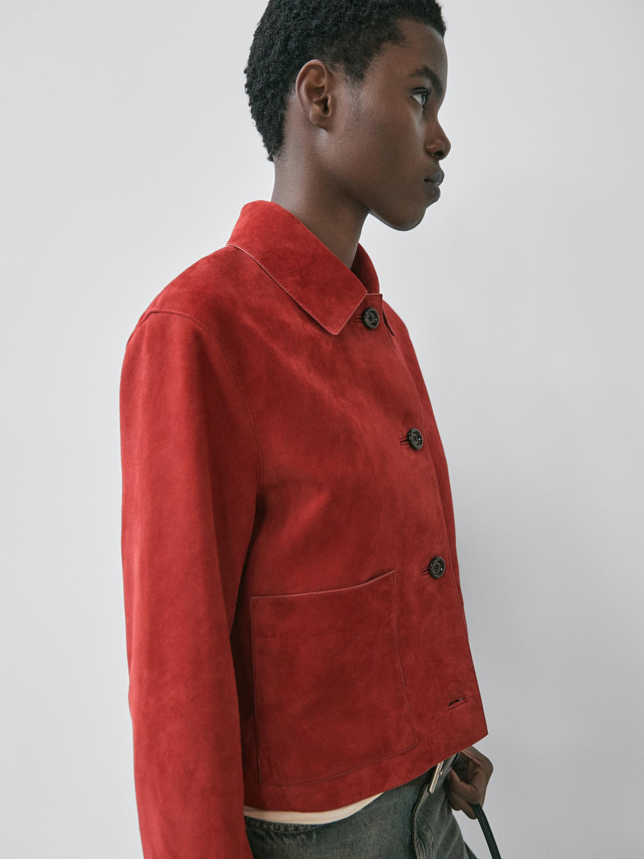 Pustplāns ar īsu sarkanu jaku ar tumšām pogām un sānu kabatu.