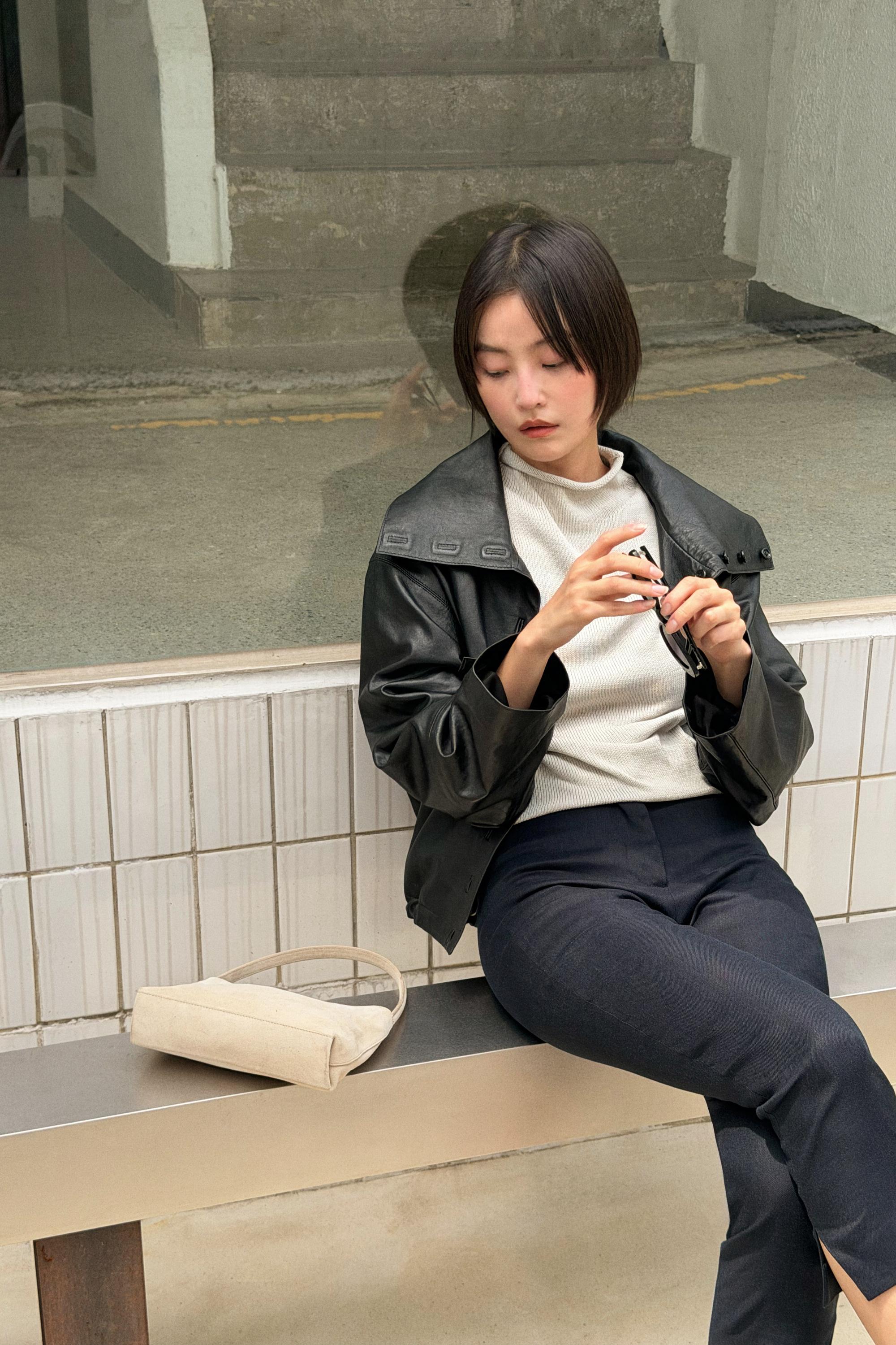 버튼 디테일 나파 가죽 봄버 자켓