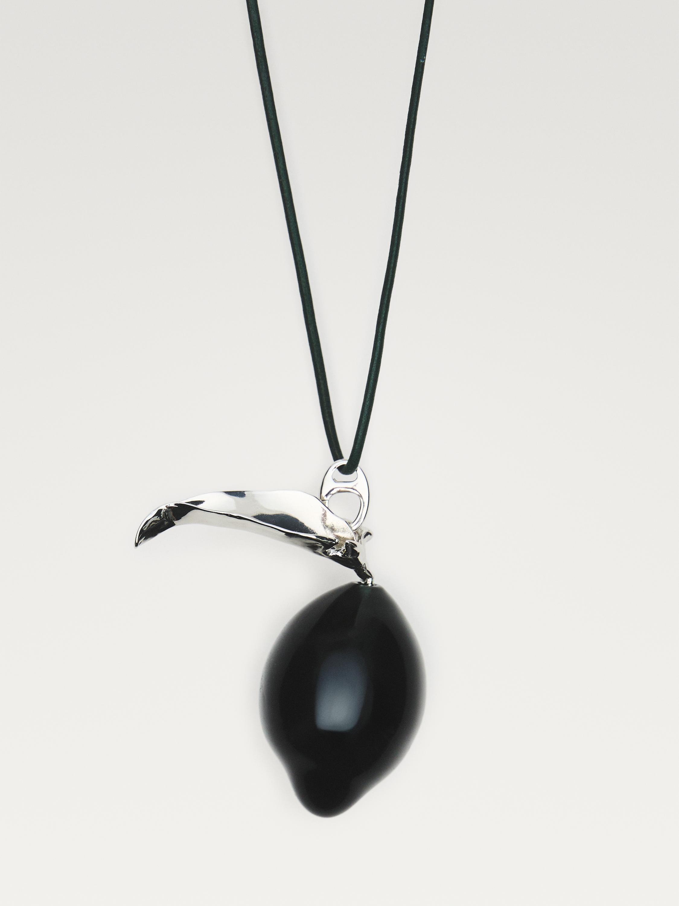 Svart snor-kjede med olivenformet sort anheng og sølvdetaljer.