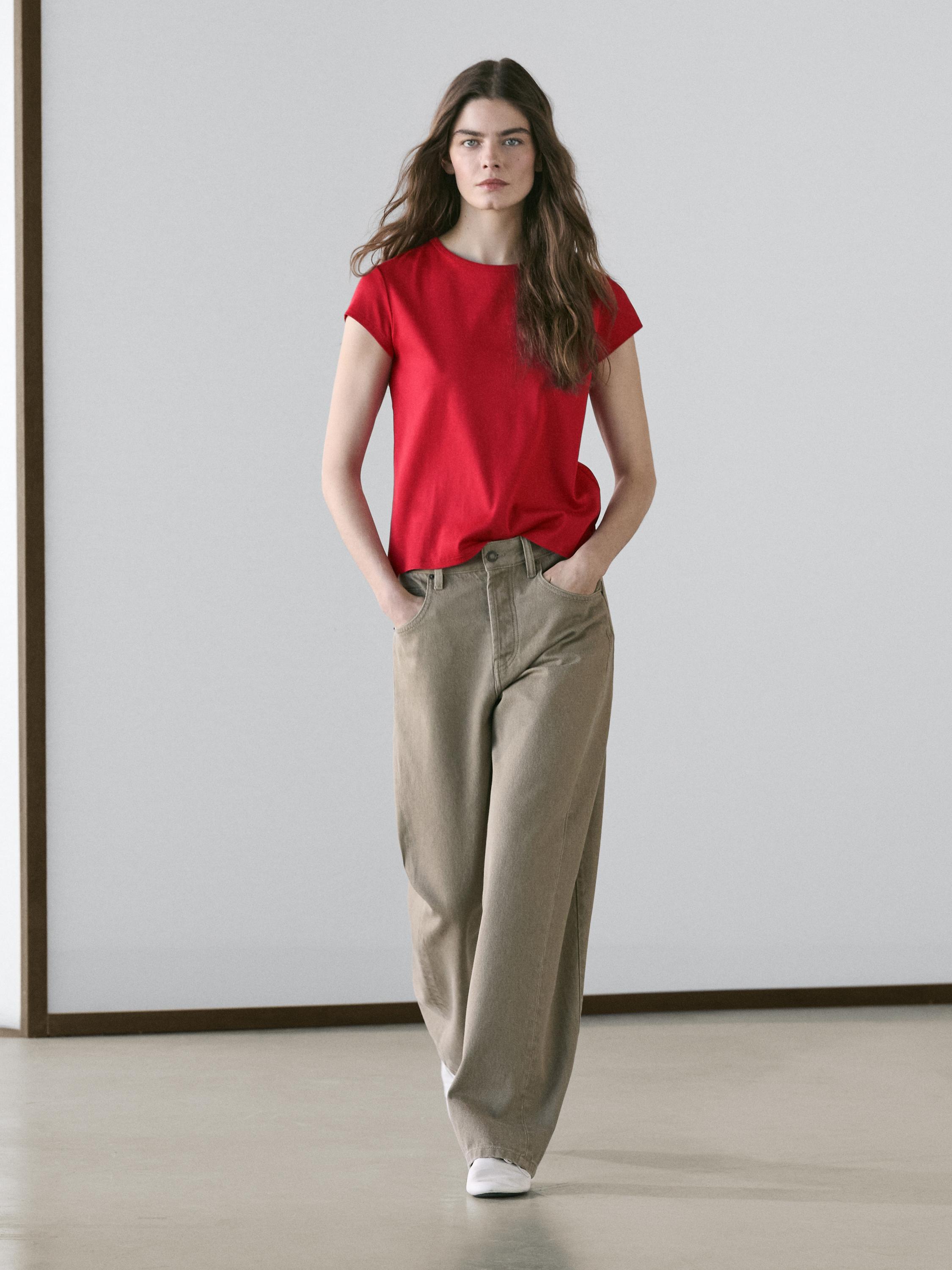 Rood T-shirt met korte mouwen en een arena balloon broek met zijzakken.