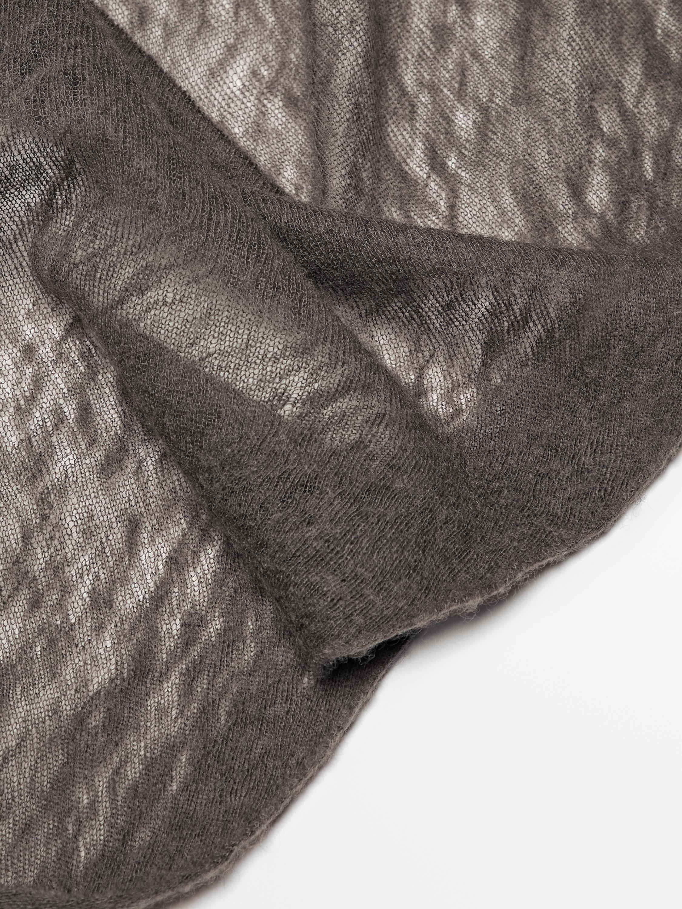 100% cashmere scarf with melange detail