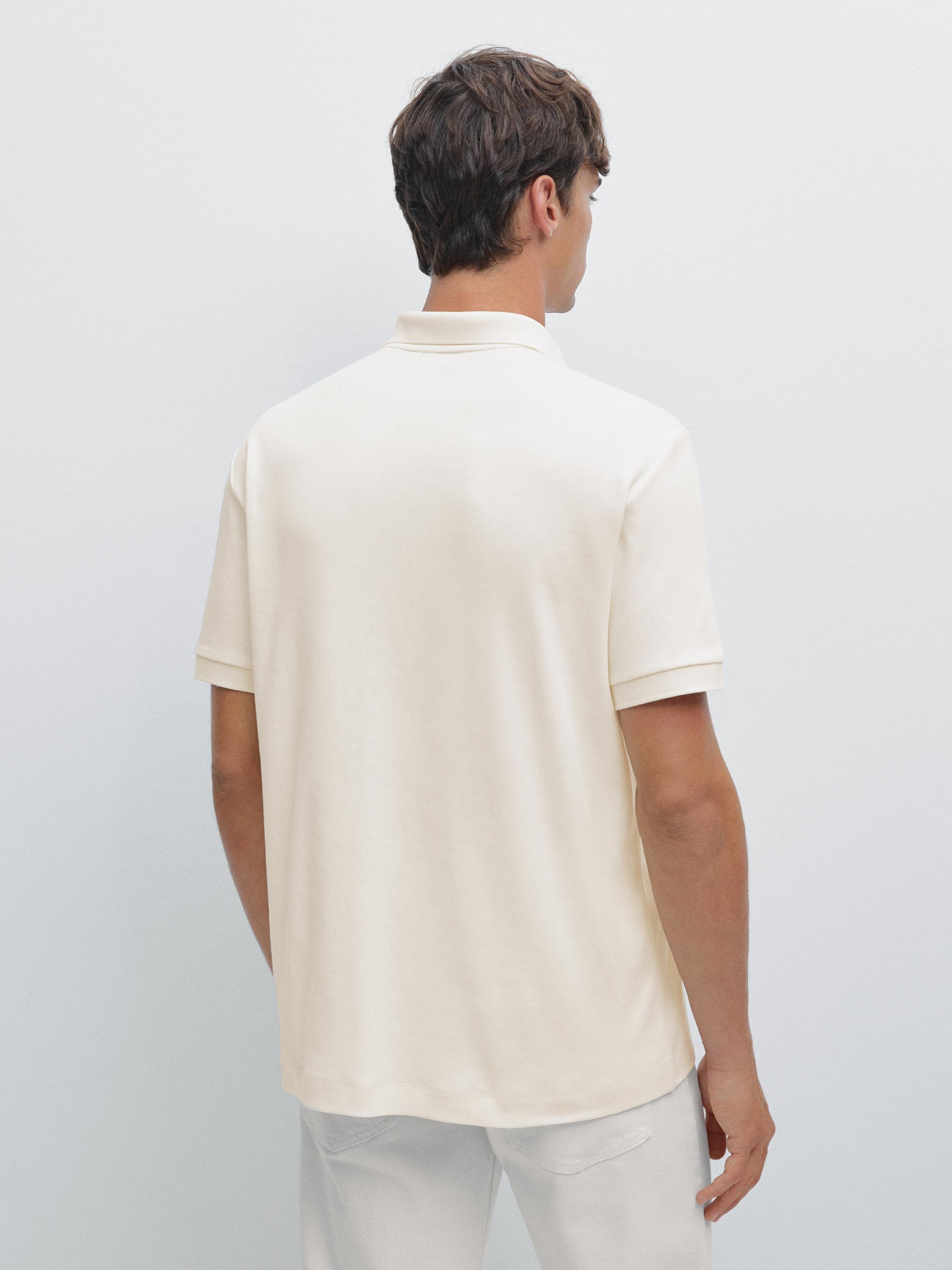 Kaus polo lengan pendek dengan kerah ritsleting