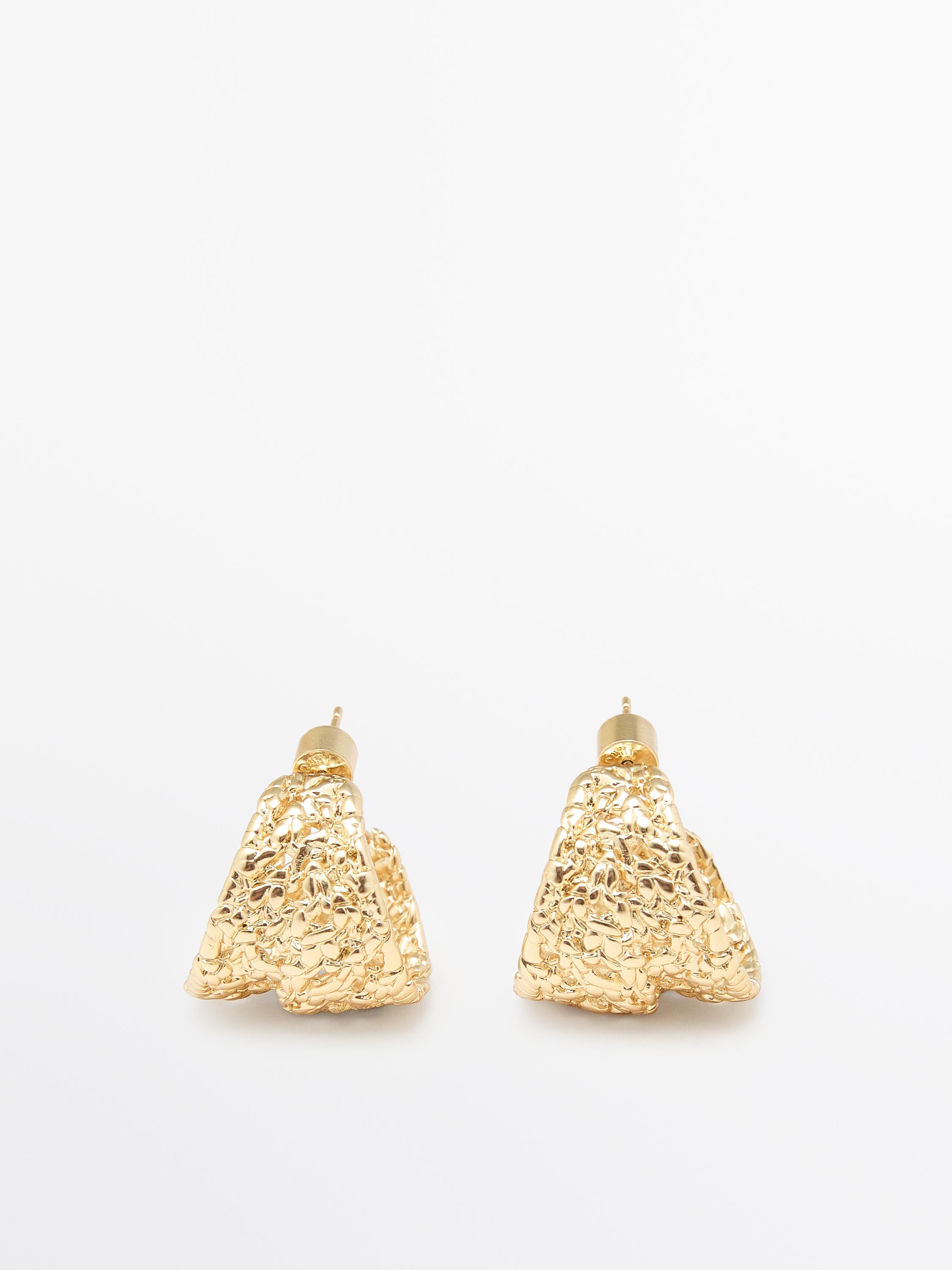 Anting-anting lingkaran bertekstur anyaman