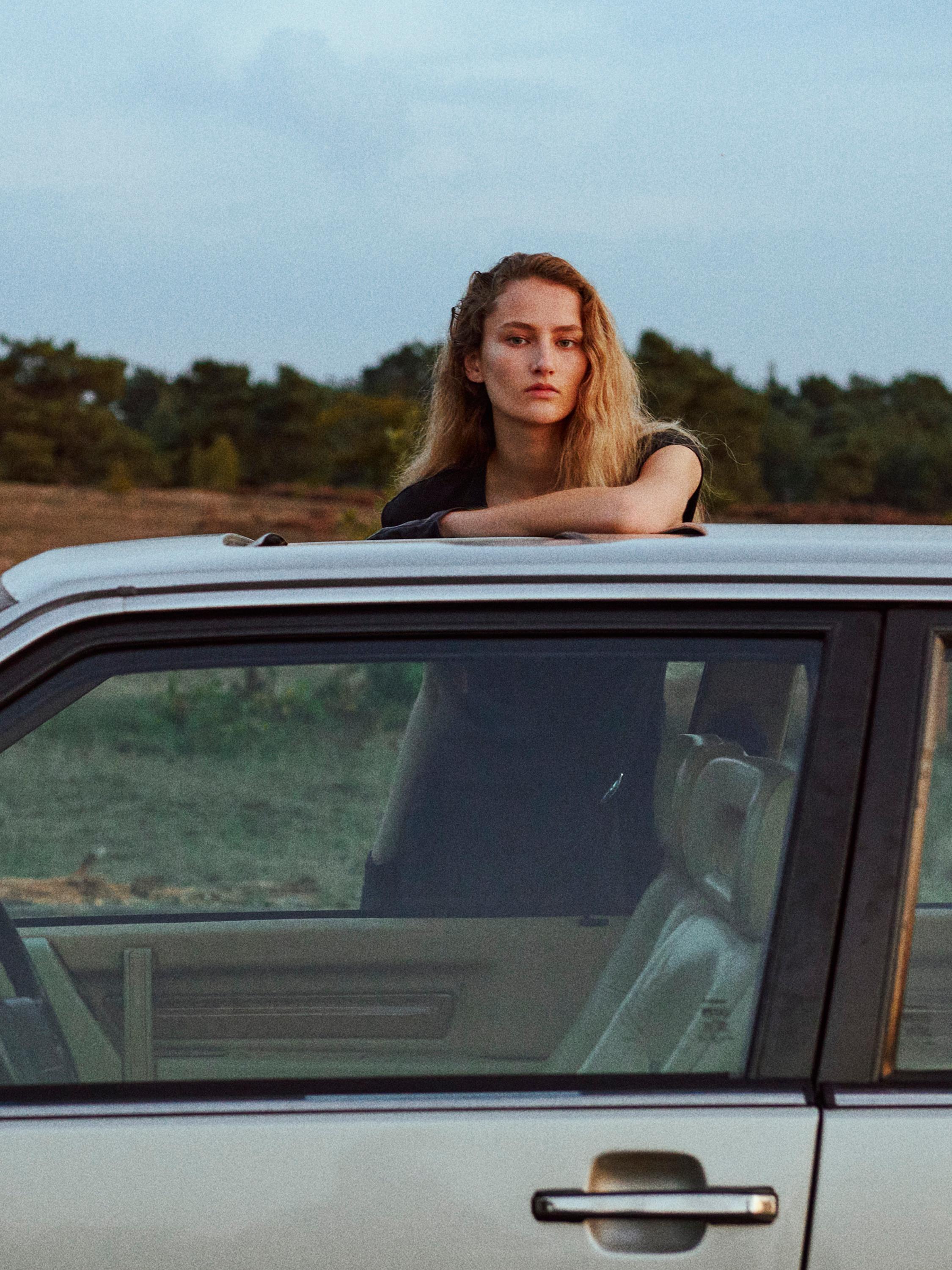 Pleten top z v-izrezom