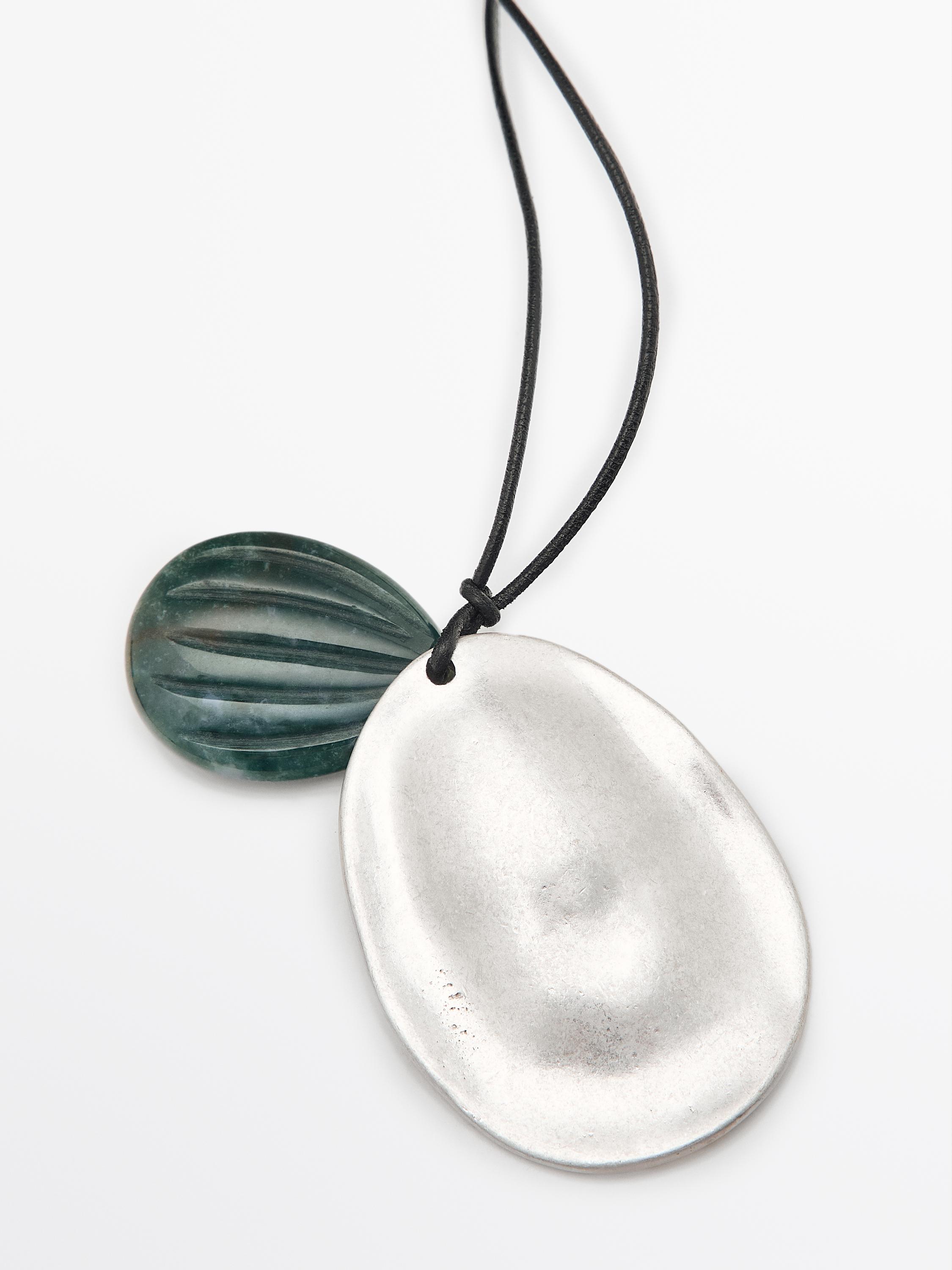 Collier pendentif amande
