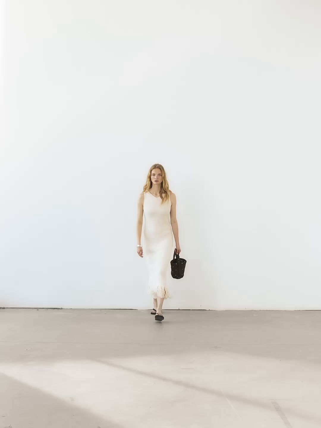 Knit dress with fringed hem