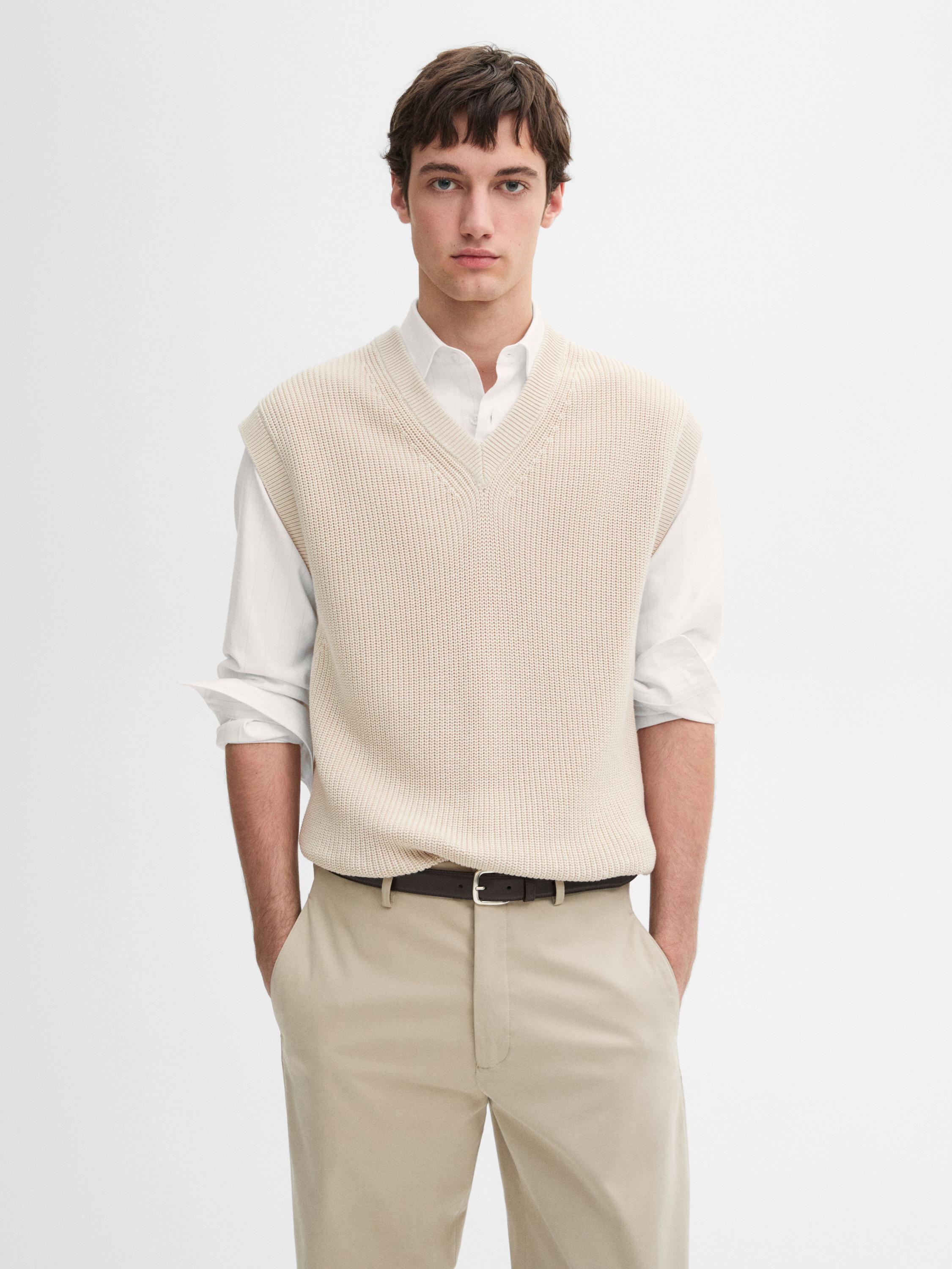 جاكيت فيست بحياكة مضلعة وفتحة صدر على شكل V