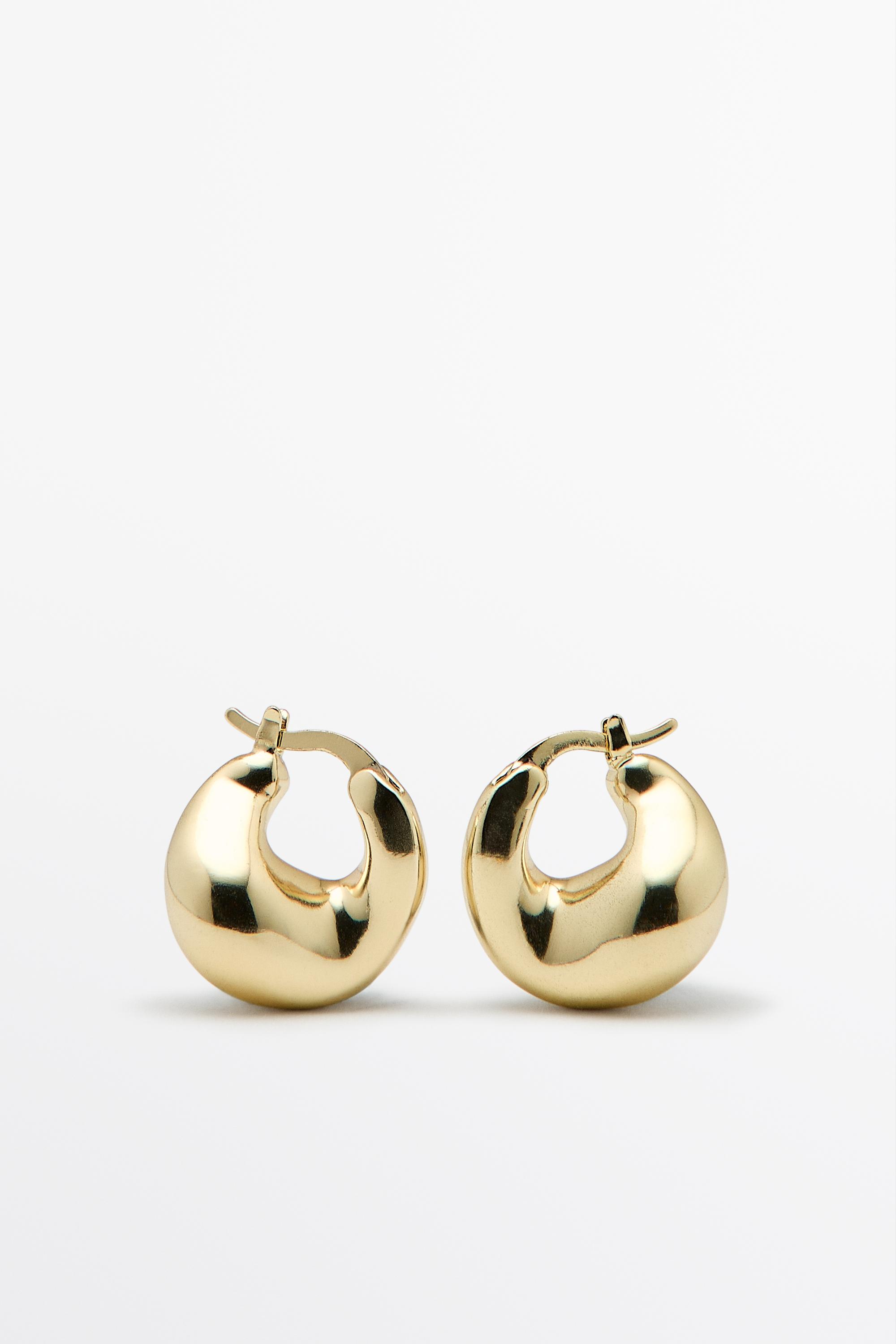Voluminous hoop earrings