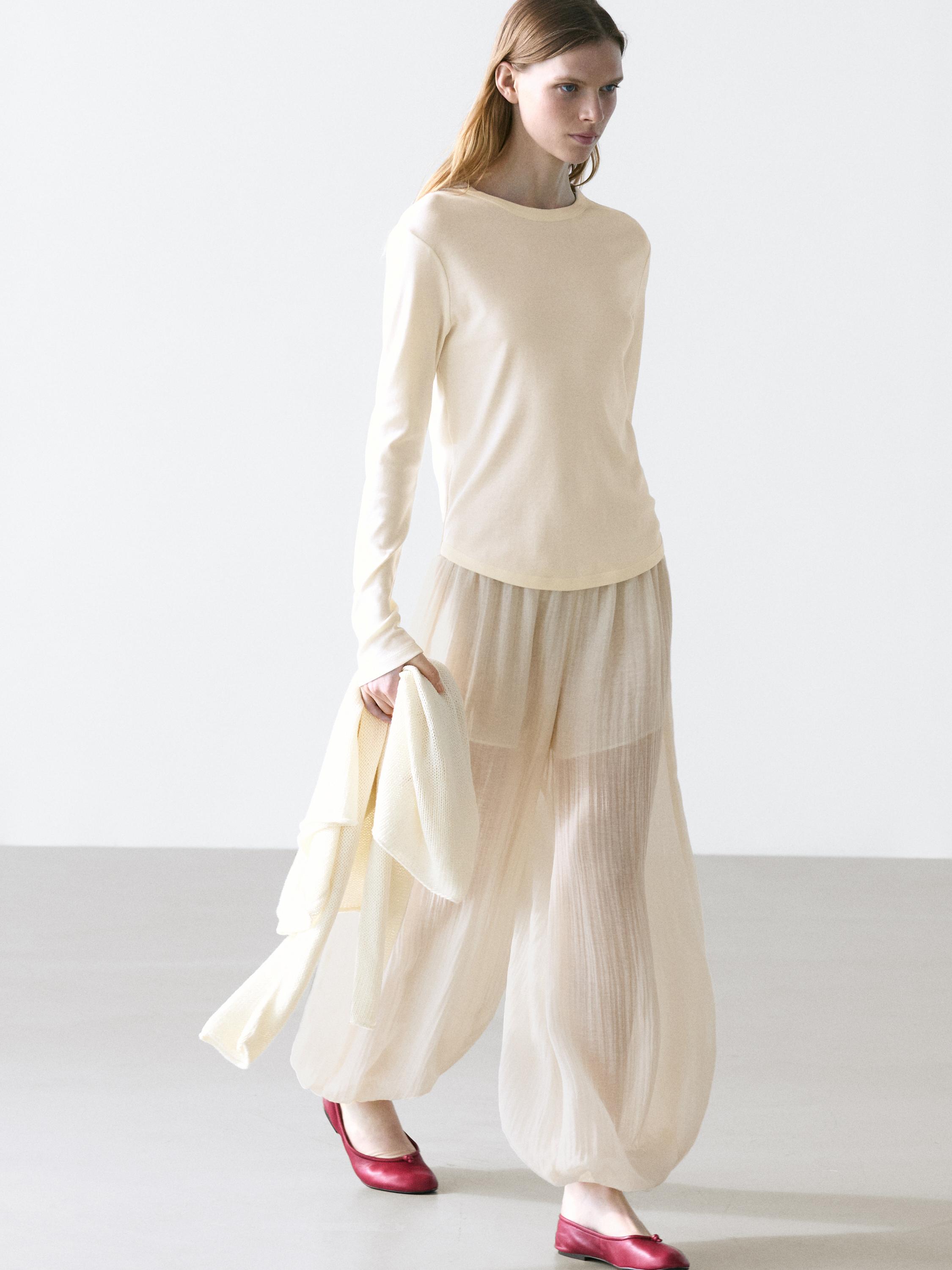 Футболка с длинными рукавами и закругленным низом