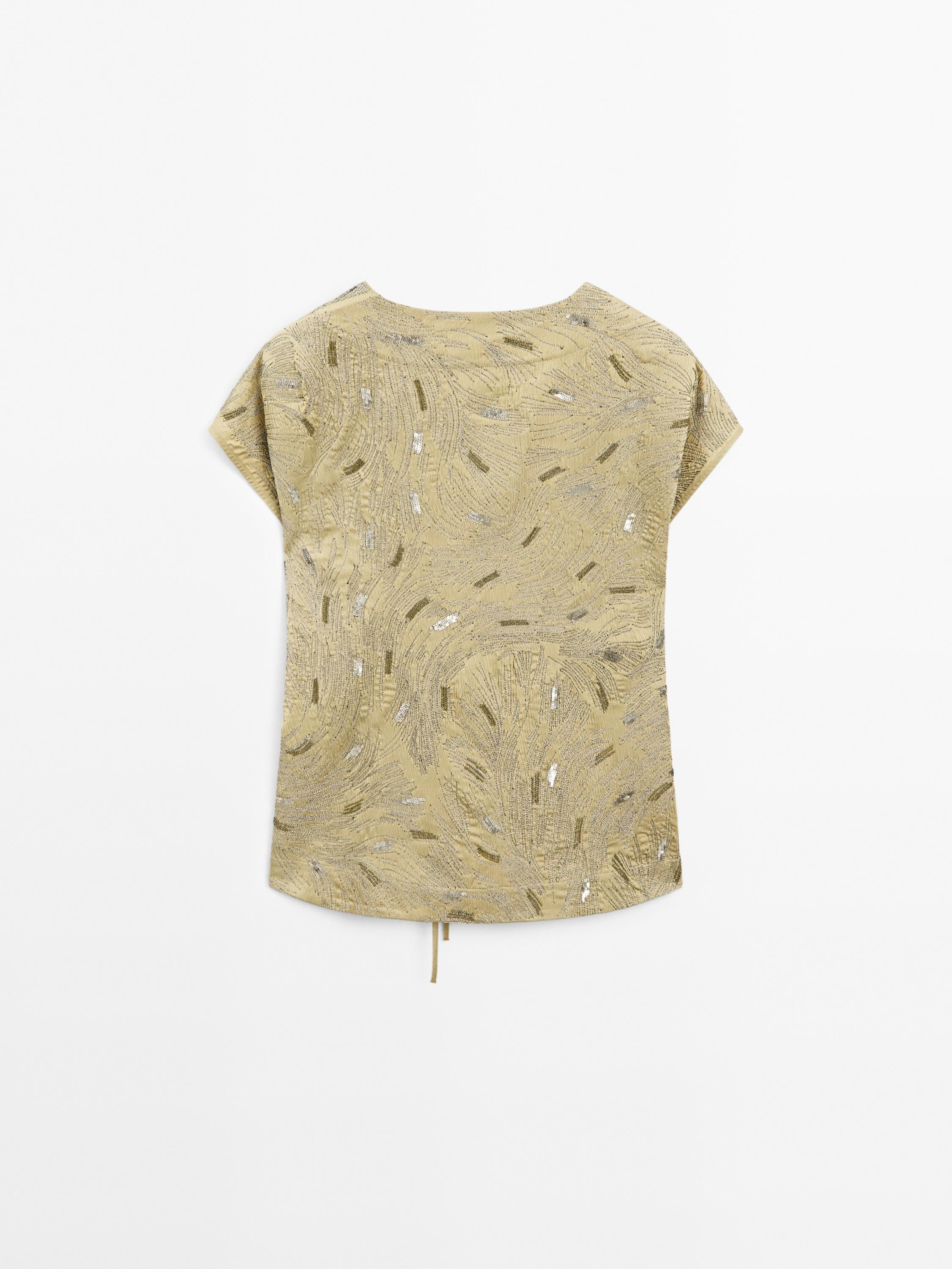 Short sleeveless kimono with embroidered detail