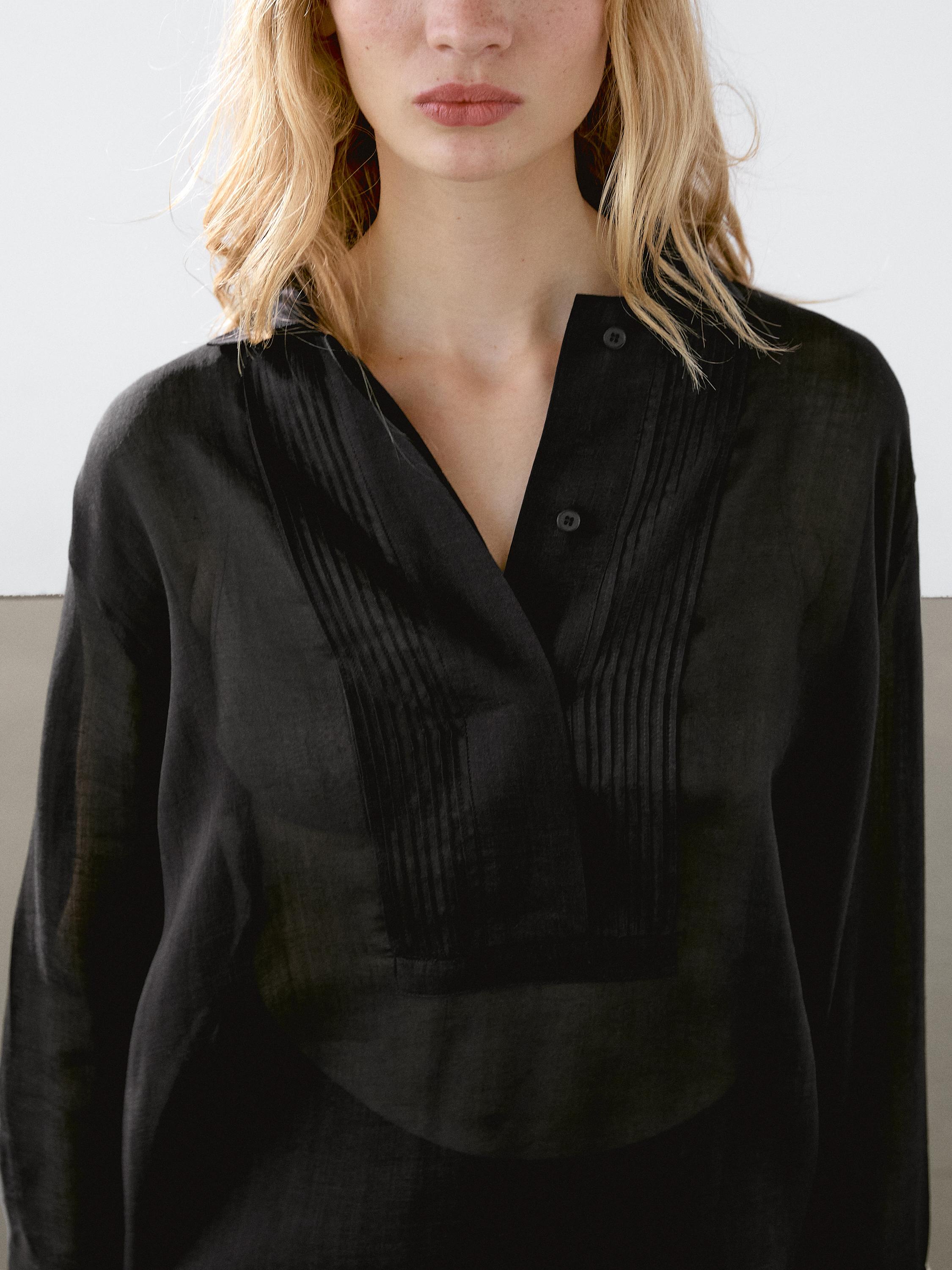 قميص خفيف من الرامي المخلوط بثنيات تزيينية