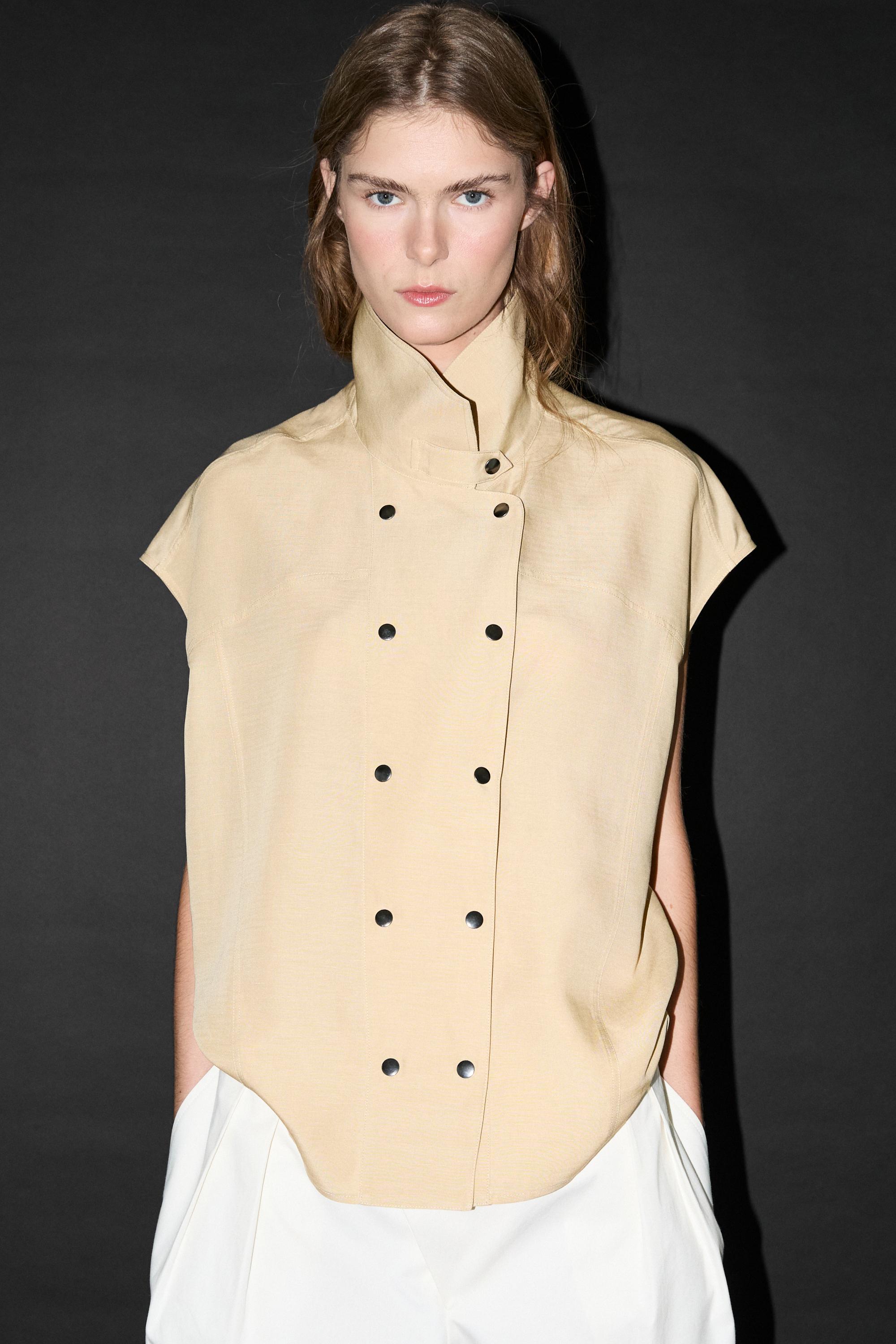 Short sleeve shirt with snap buttons