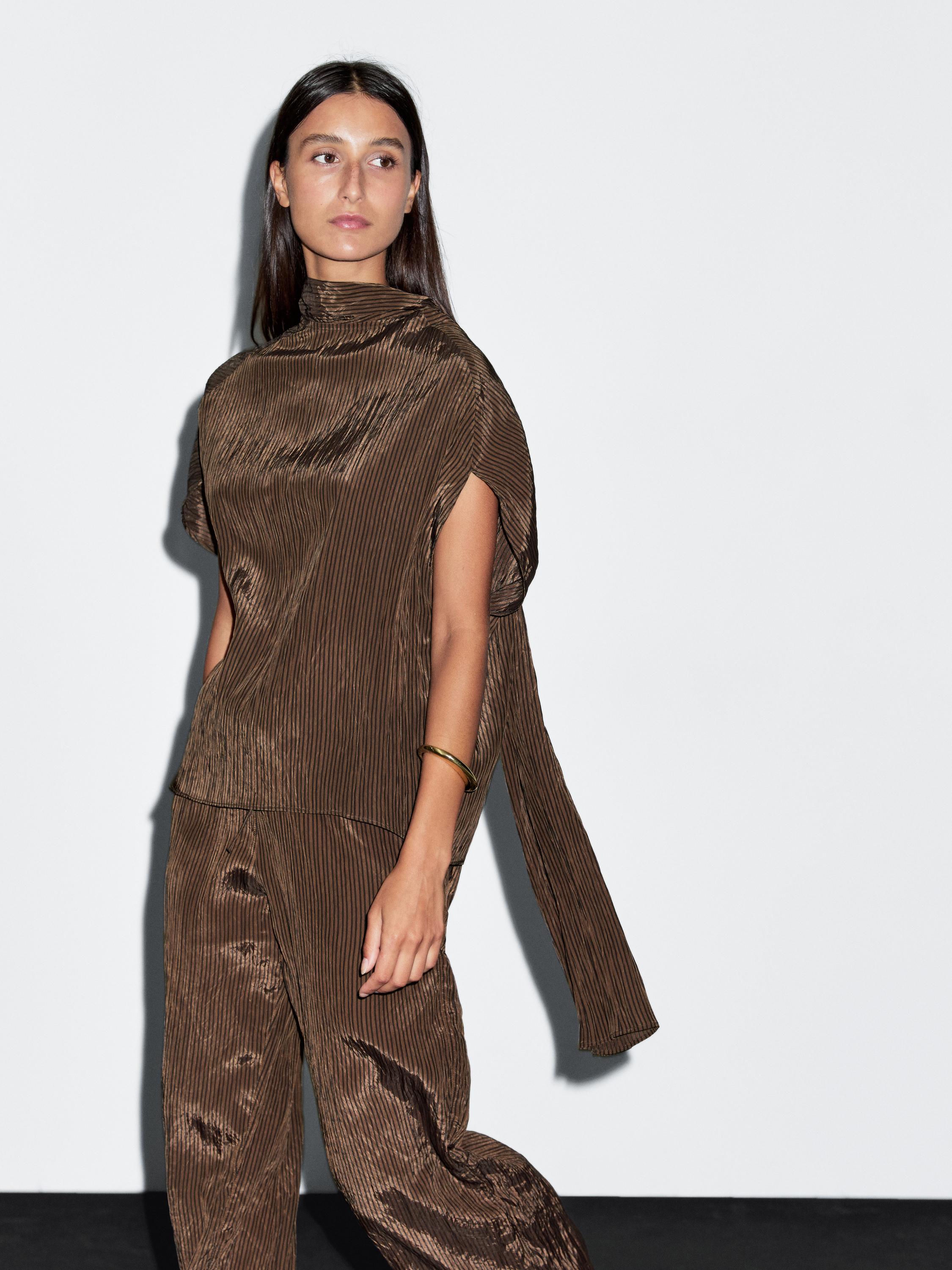 Bluzka w prążki z kołnierzem i chustką