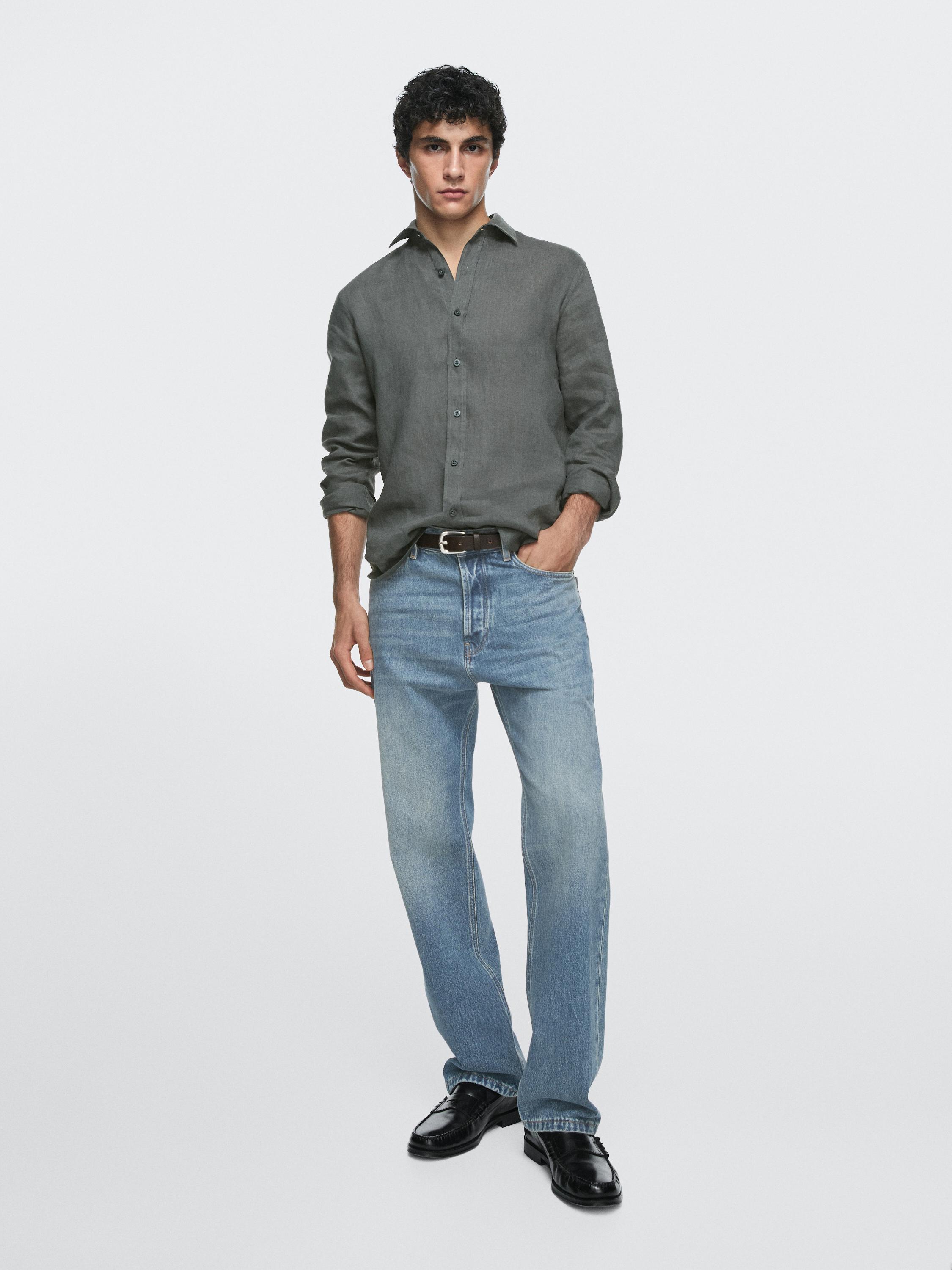 Graues Langarmhemd-Set und mittelblaue Straight-Fit-Jeans mit Seitentaschen.