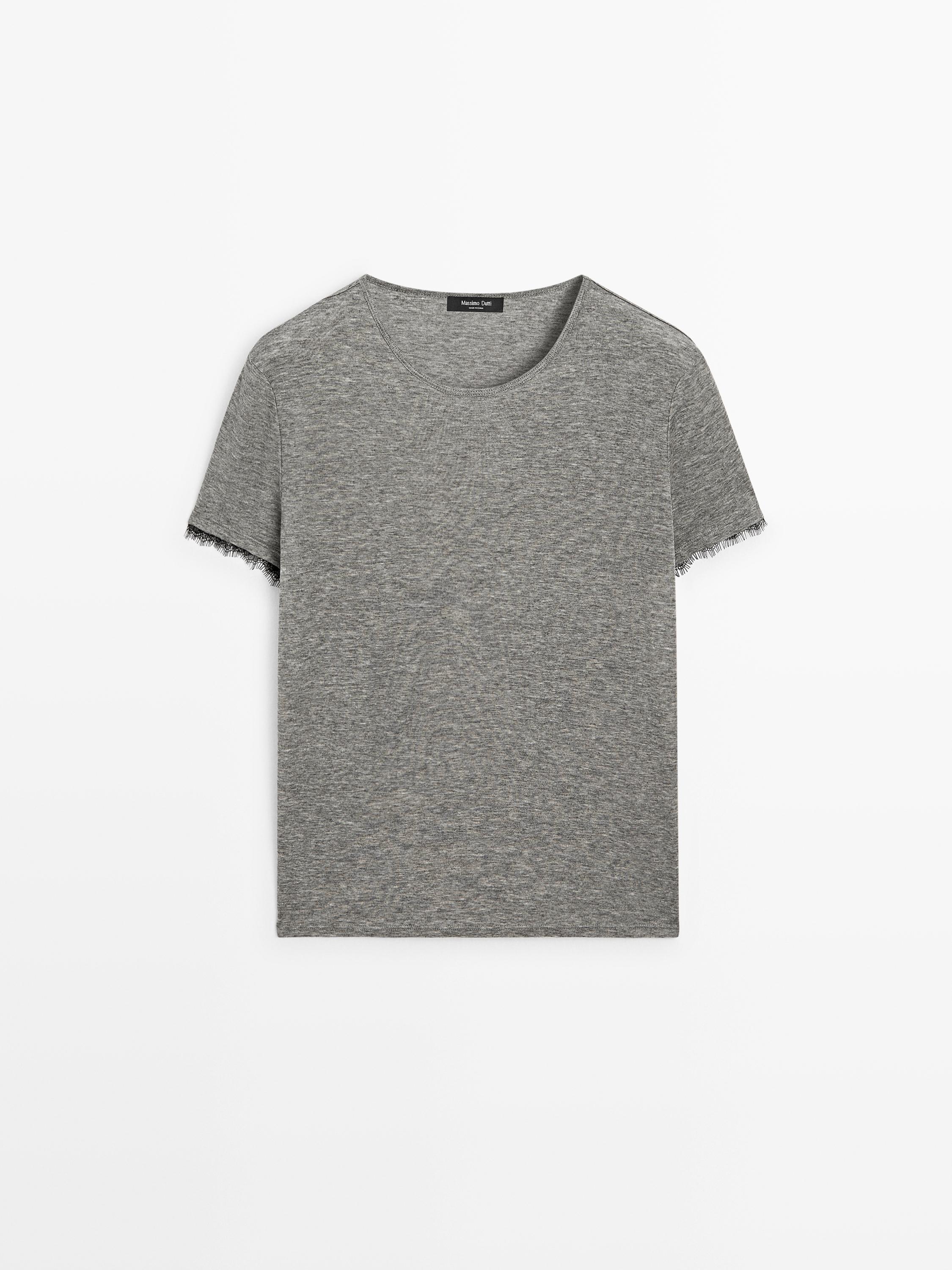 Vue de face d'un t-shirt gris chiné à manches courtes avec détail de dentelle sur les bords des manches.