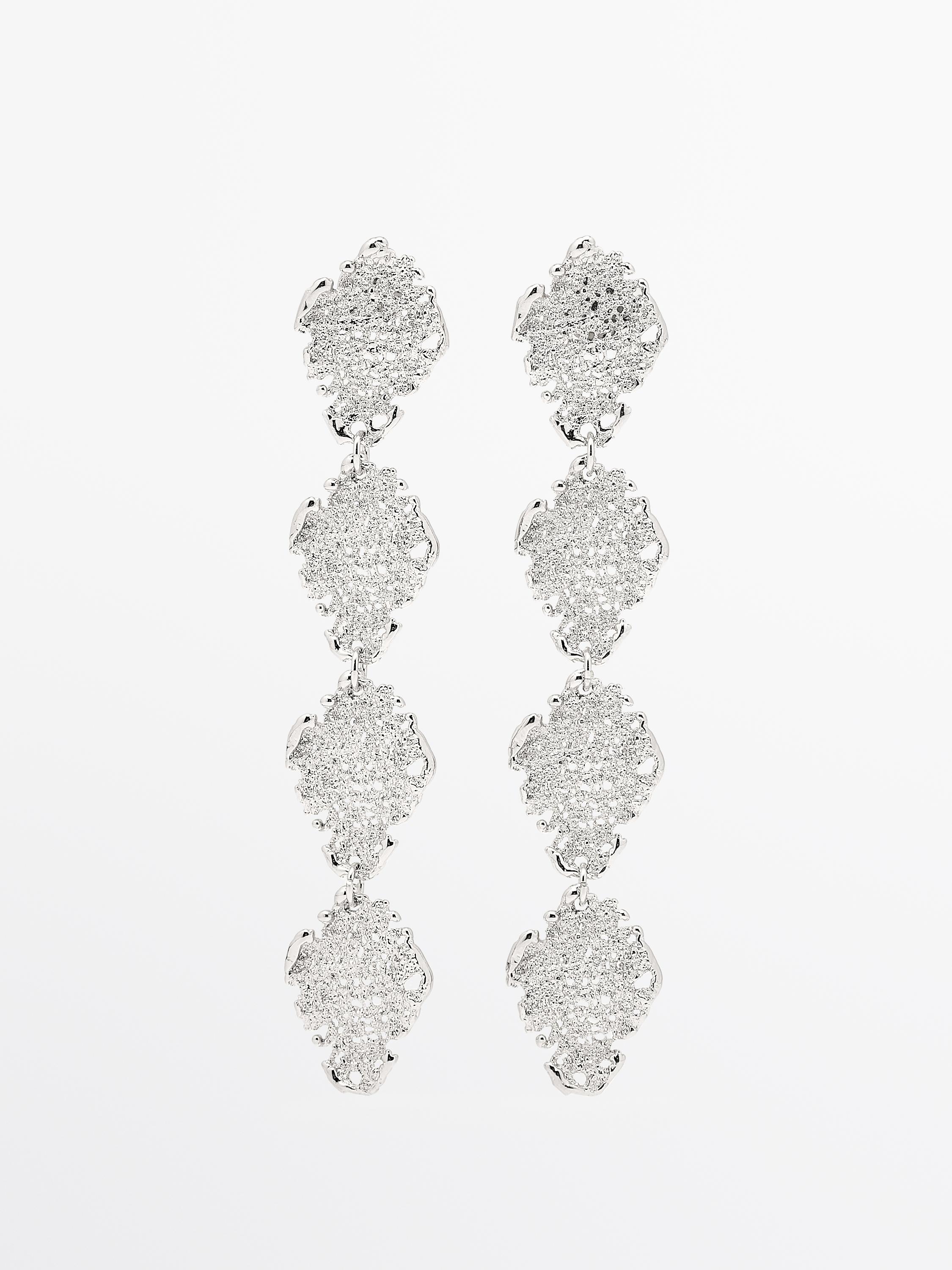 أقراط متدلية بارزة الملمس