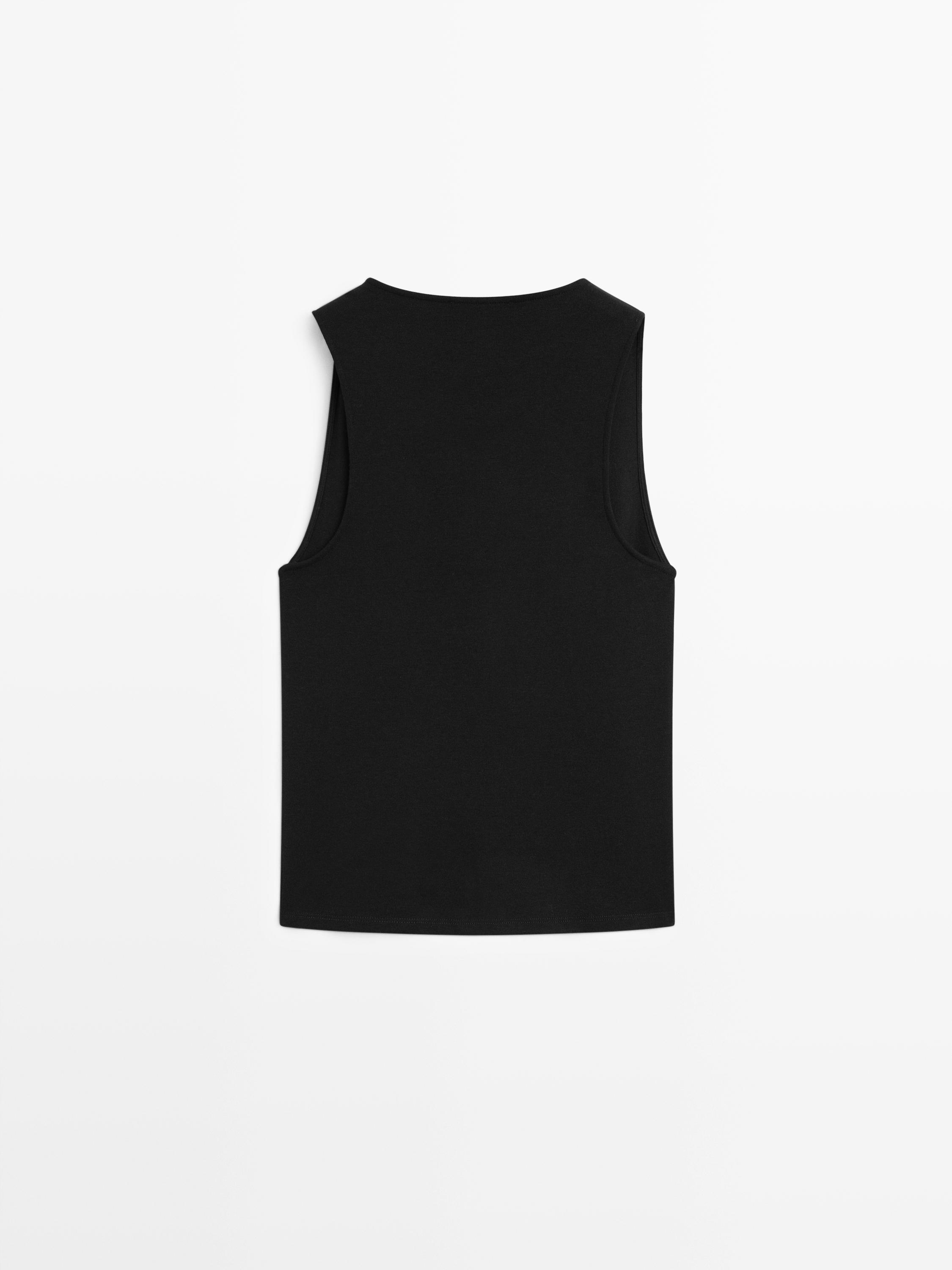 Back view of black tank top.