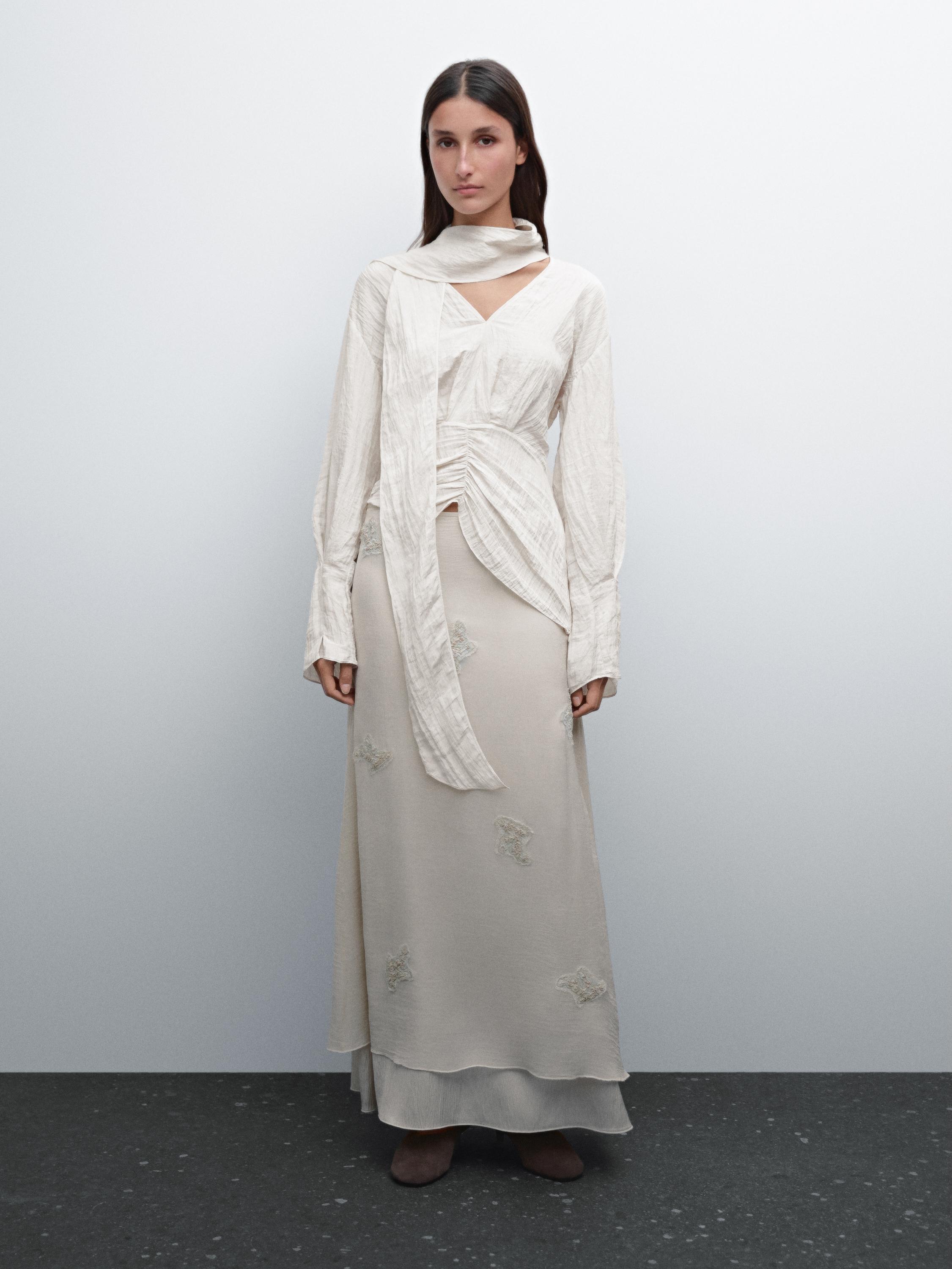 قميص بثنيات مفصل بوشاح