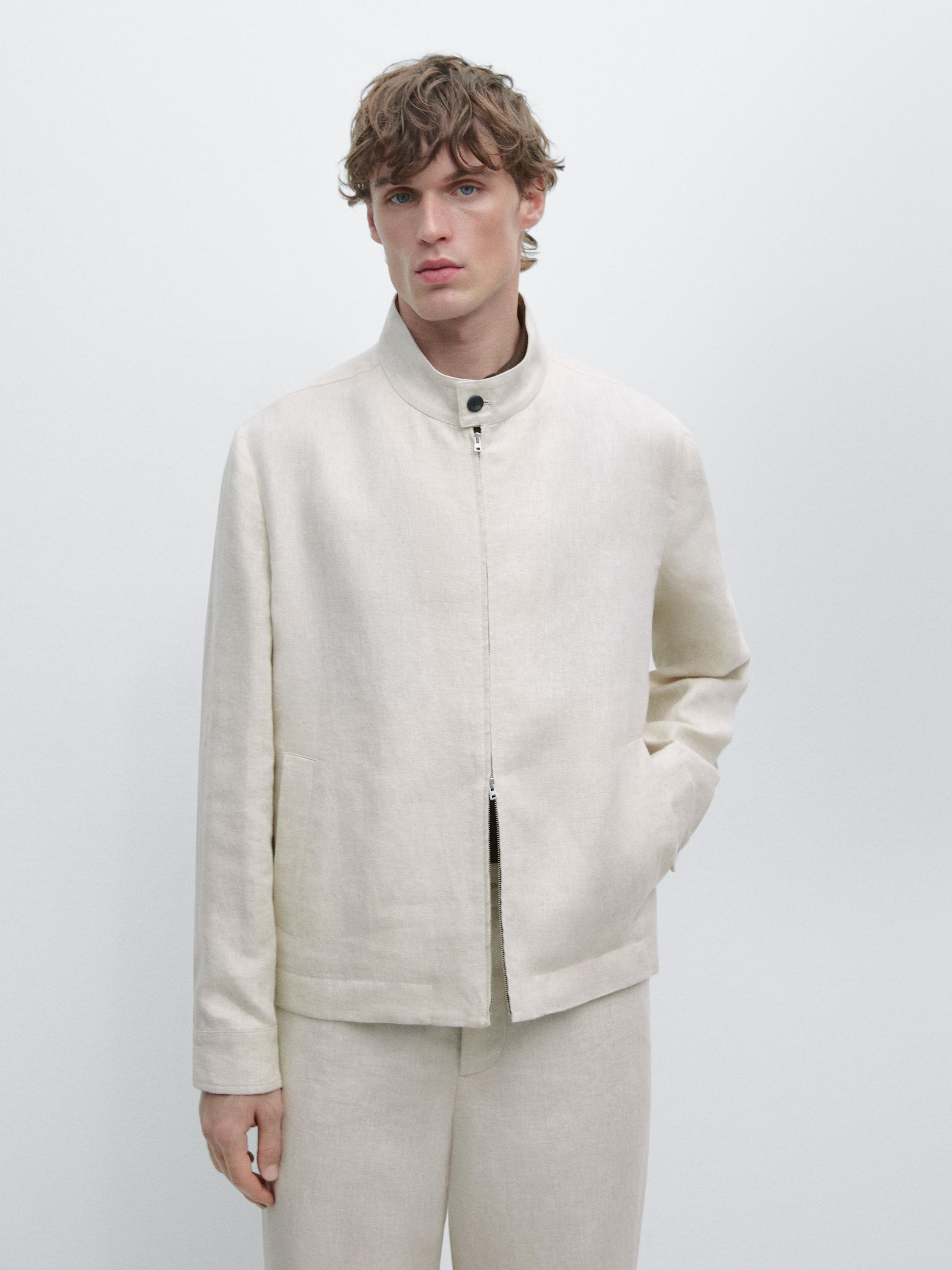 Conjunto de chamarra beige con cierre y cuello alto, bolsillos laterales, y pantalón a juego.