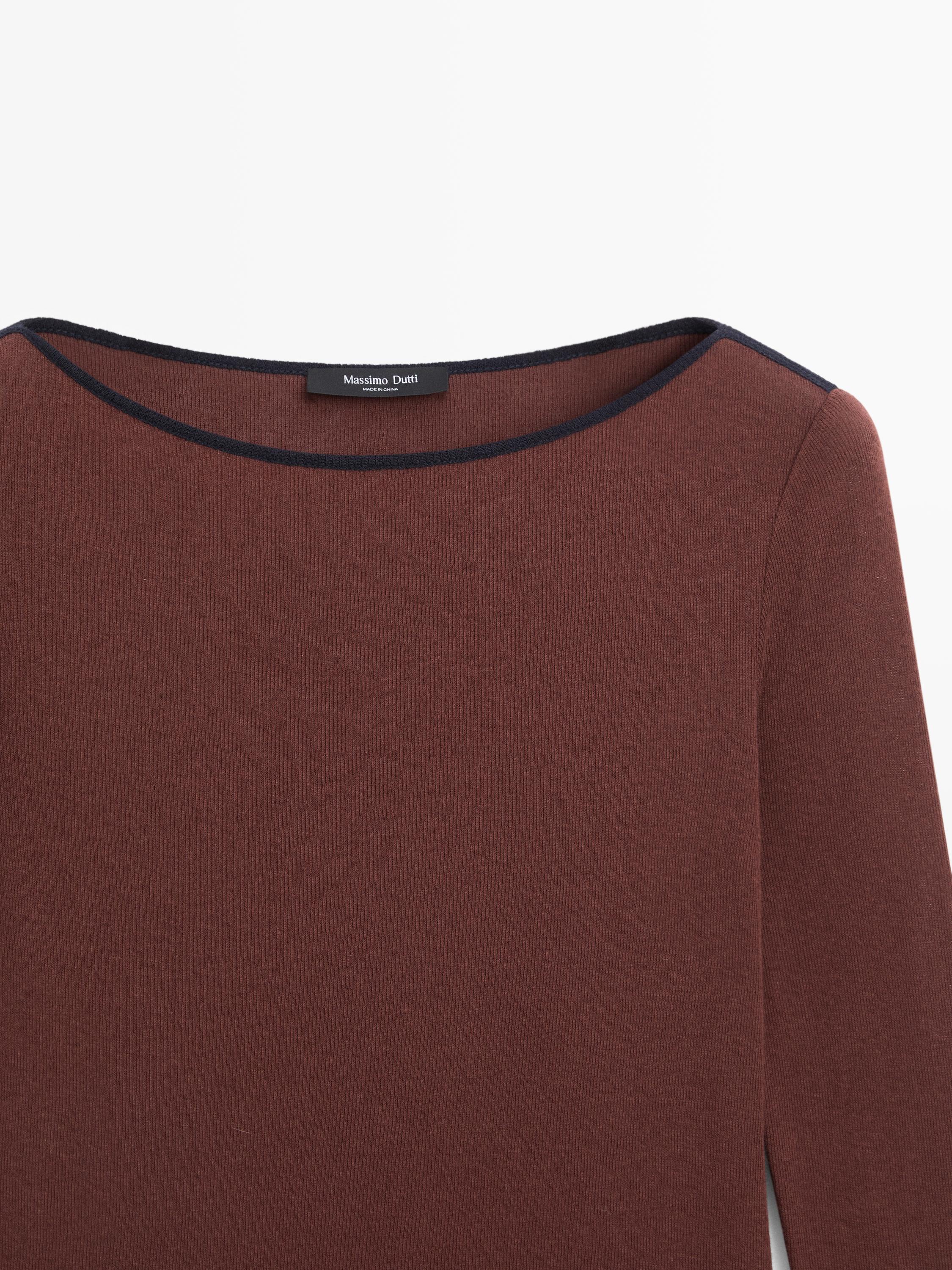 Top mit farblich abgesetztem Detail