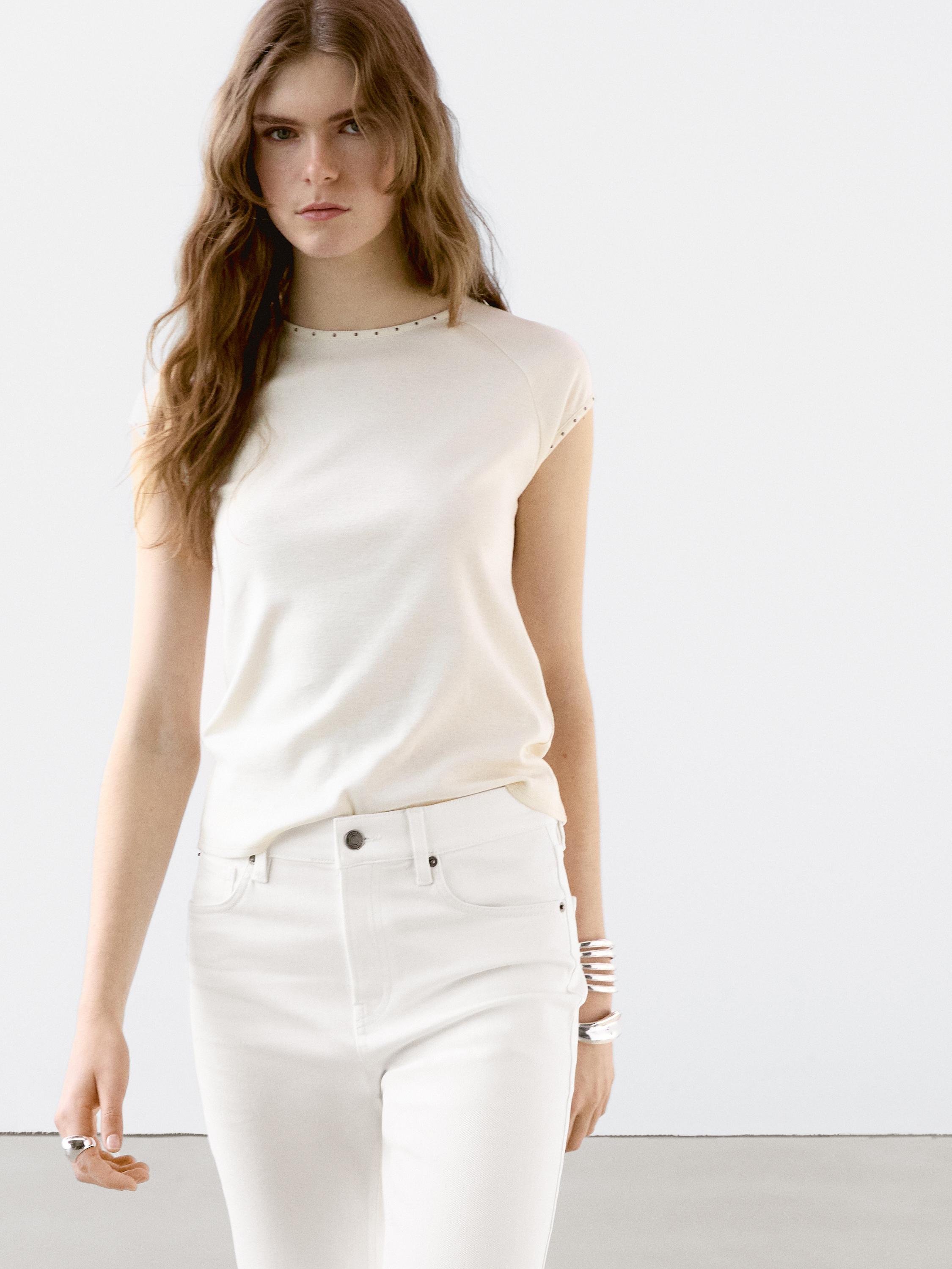 تيشرت بأكمام قصيرة وتفاصيل بدبابيس معدنية