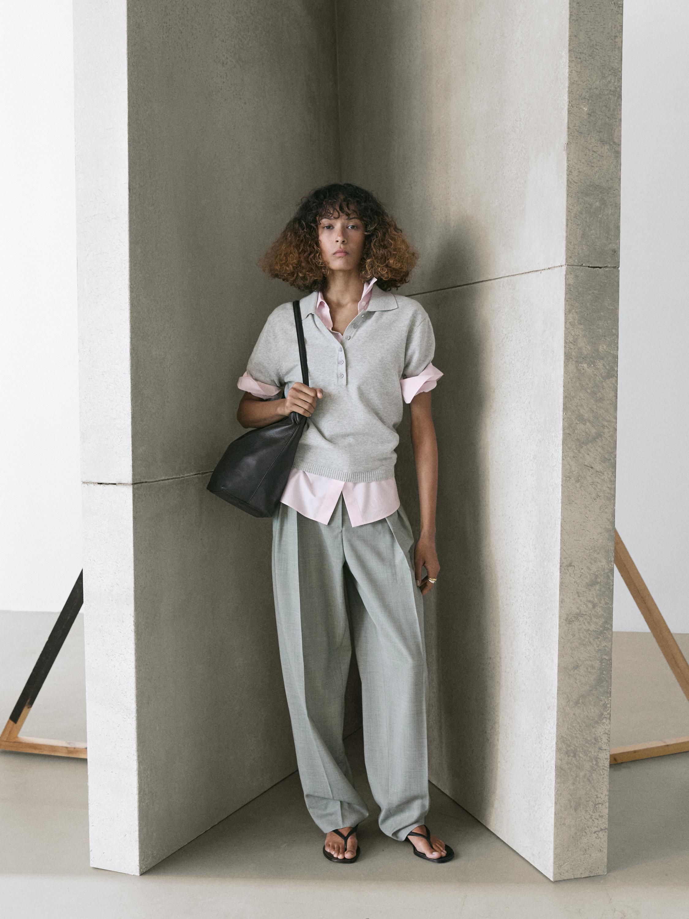 Σετ ανοιχτόχρωμο γκρι ζέρσεϊ πόλο, ροζ πουκάμισο και γκρι φαρδύ παντελόνι με πιέτες.