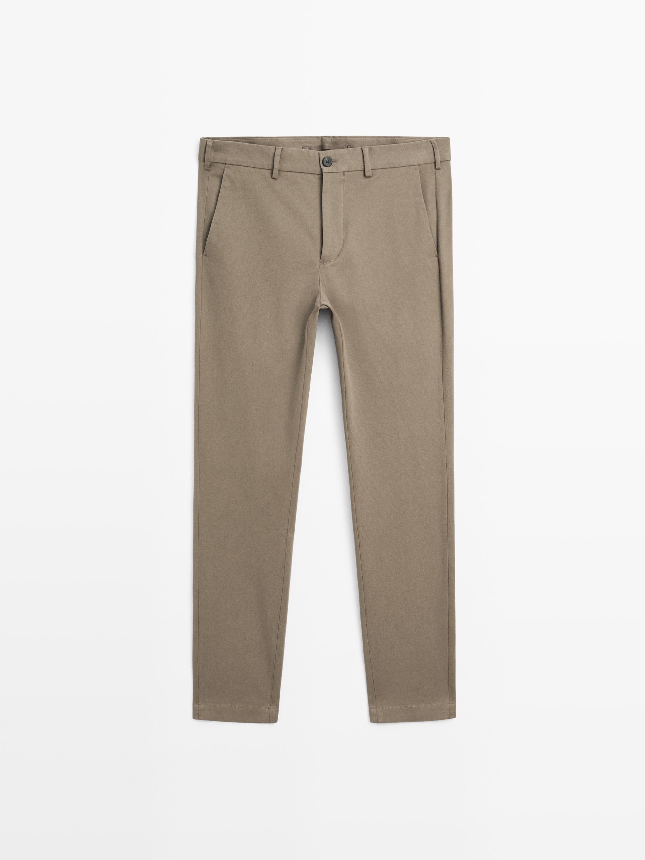 Vue de face d'un pantalon gris slim fit avec poches latérales et fermeture boutonnée.