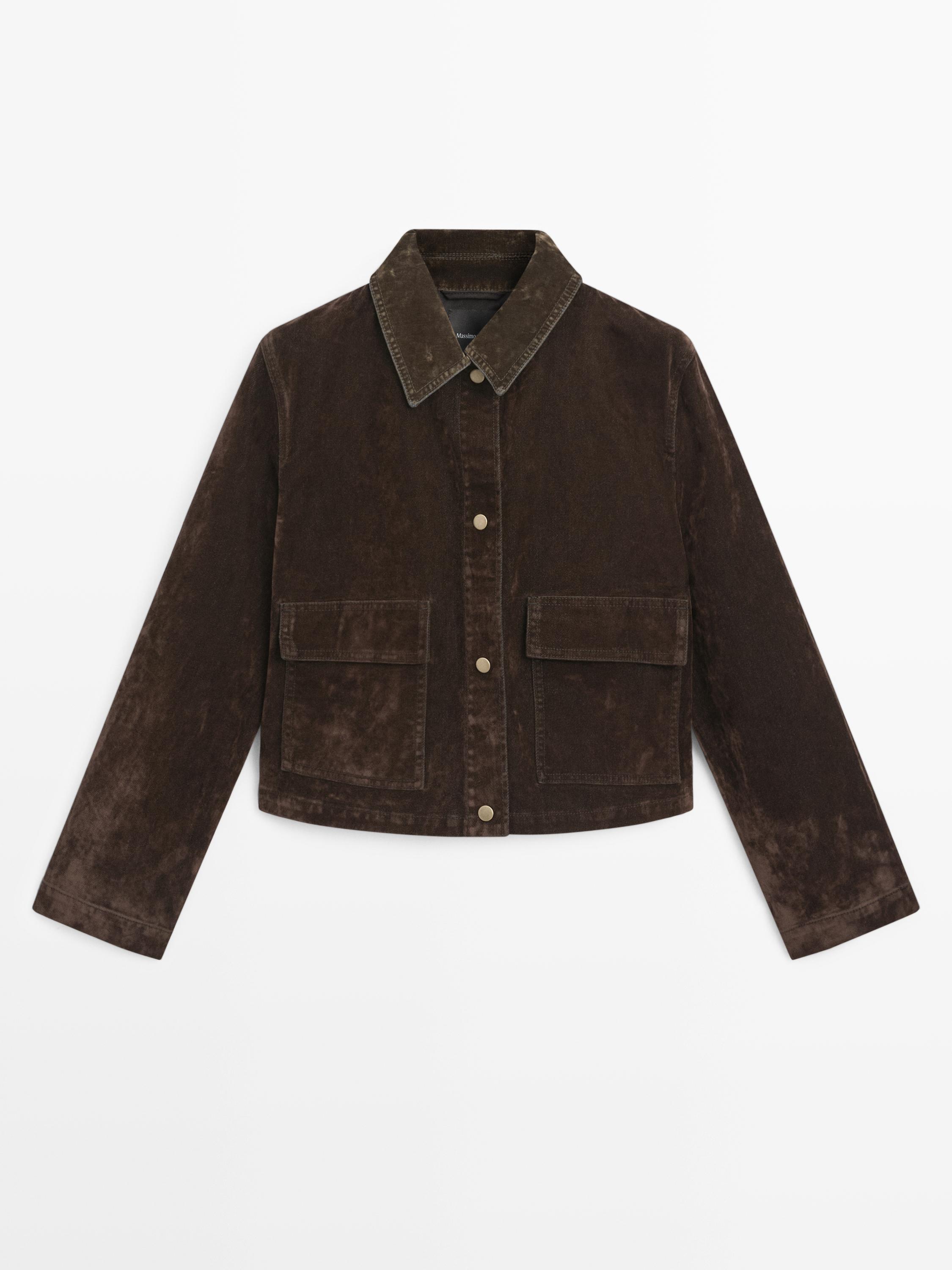 Choʻntakli va velvet qoplamali kalta denim jaket