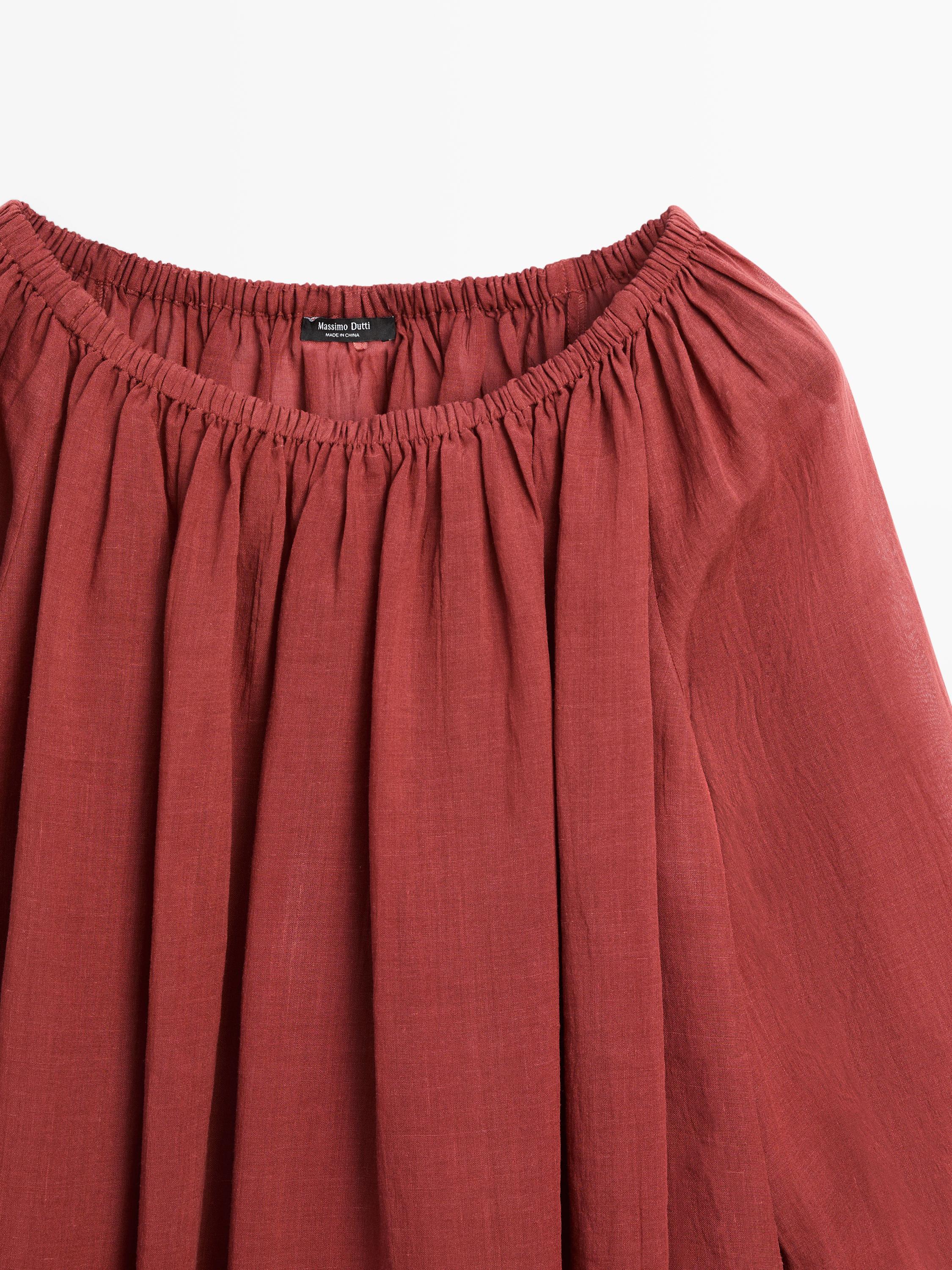 Geniş yaka dökümlü gömlek