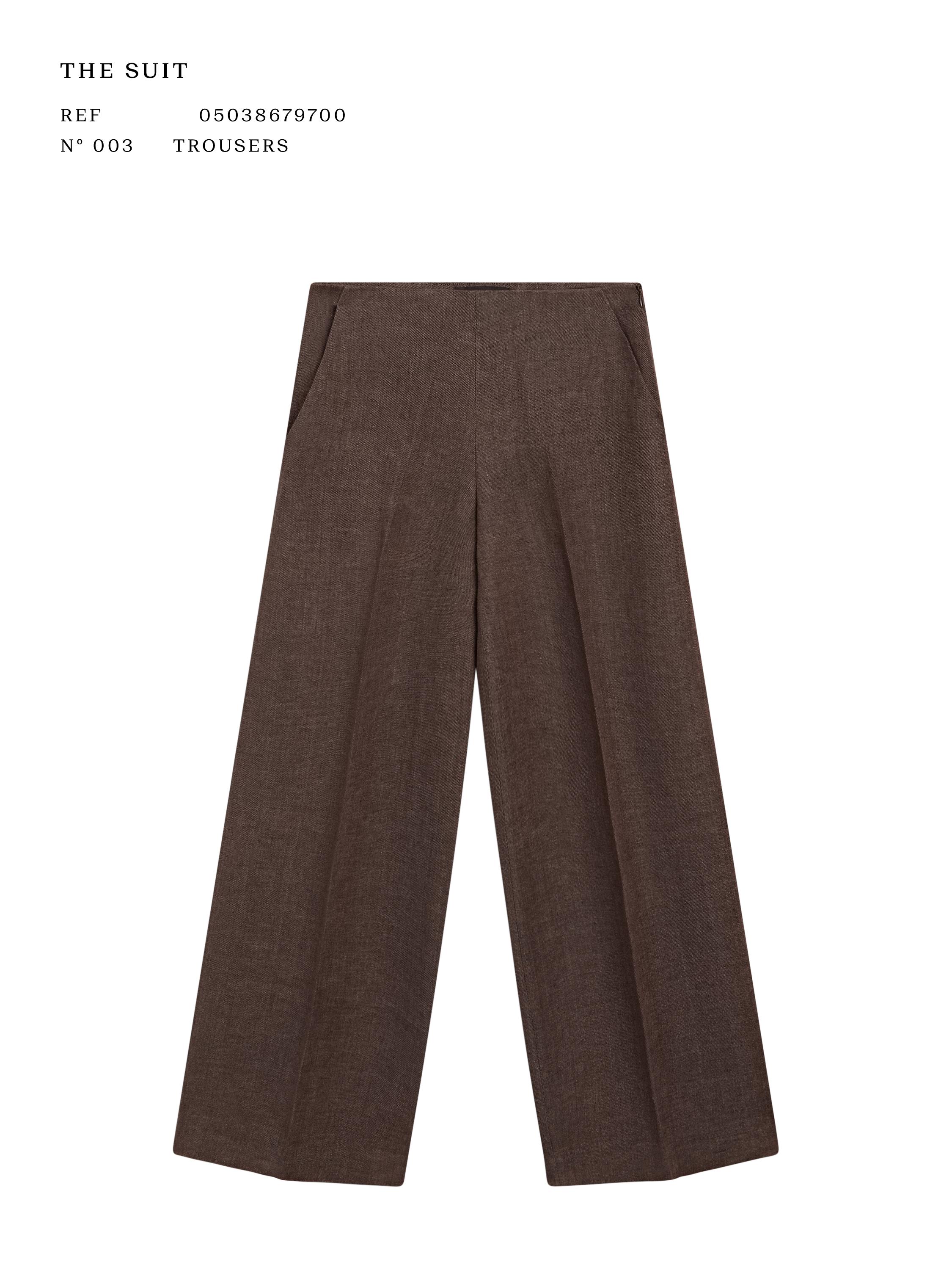 Вид спереди широких коричневых брюк с боковыми карманами и текстом "THE SUIT REF 05038679700 N° 003 TROUSERS".