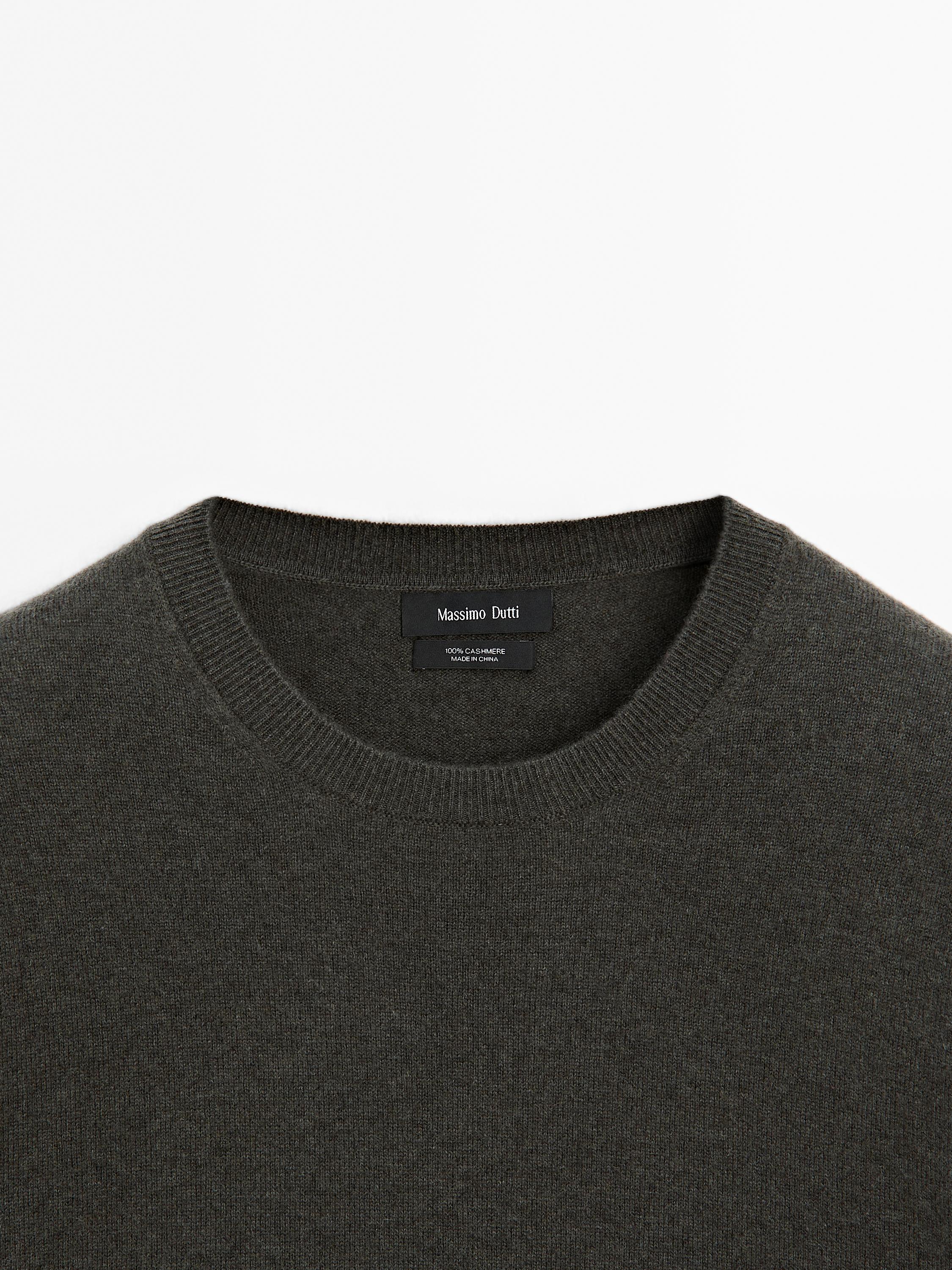 Cashmere knit sweater with a crew neck