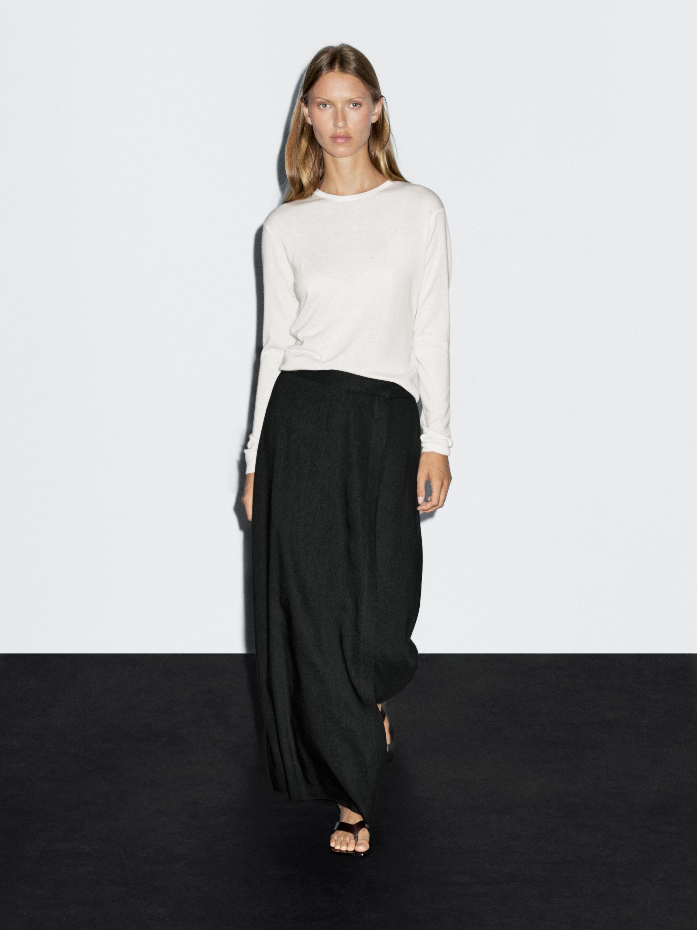 Wool blend knit sweater with crew neck