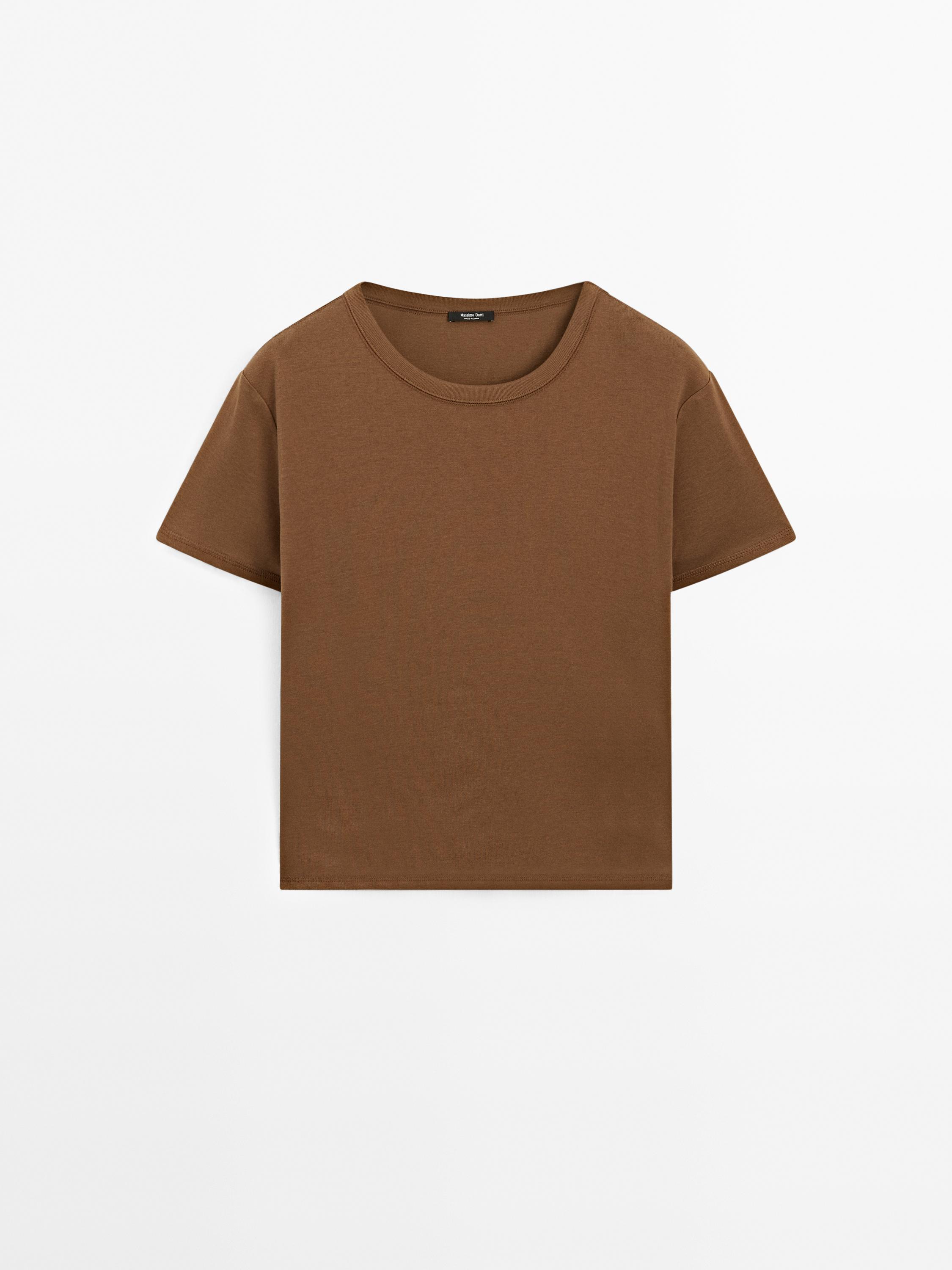 T-shirt com pormenor na gola regular fit