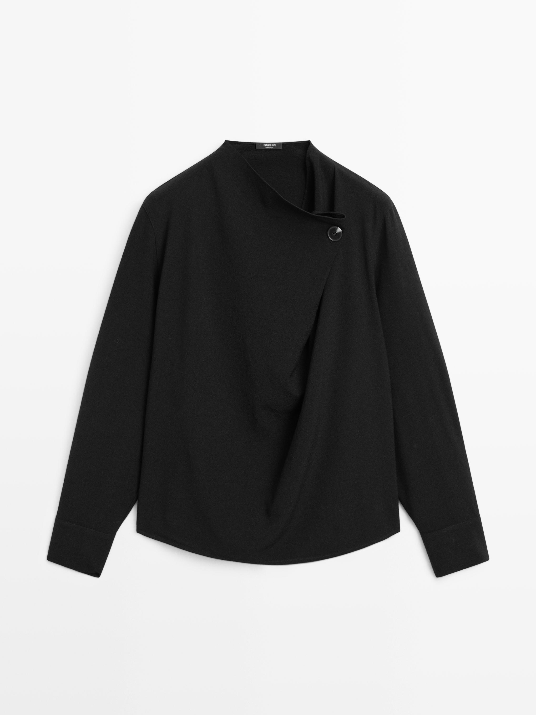 Blusa con detalle de cruce y botón