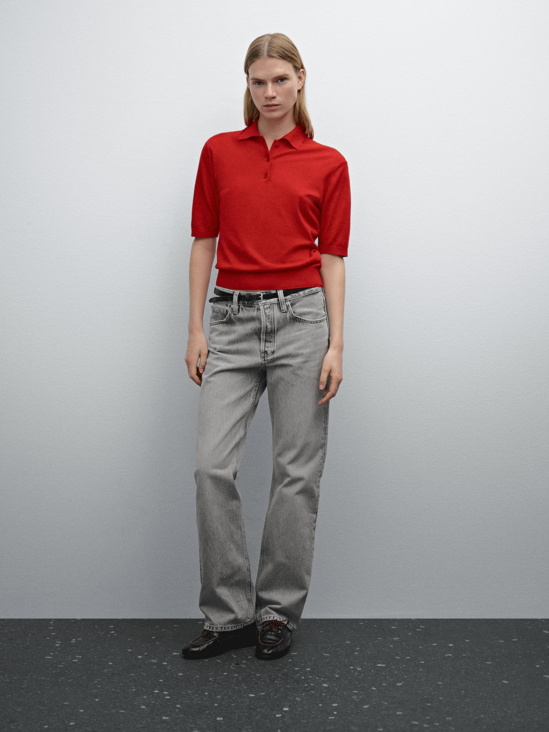 Conjunto de polo rojo y vaqueros grises, con zapatos negros.